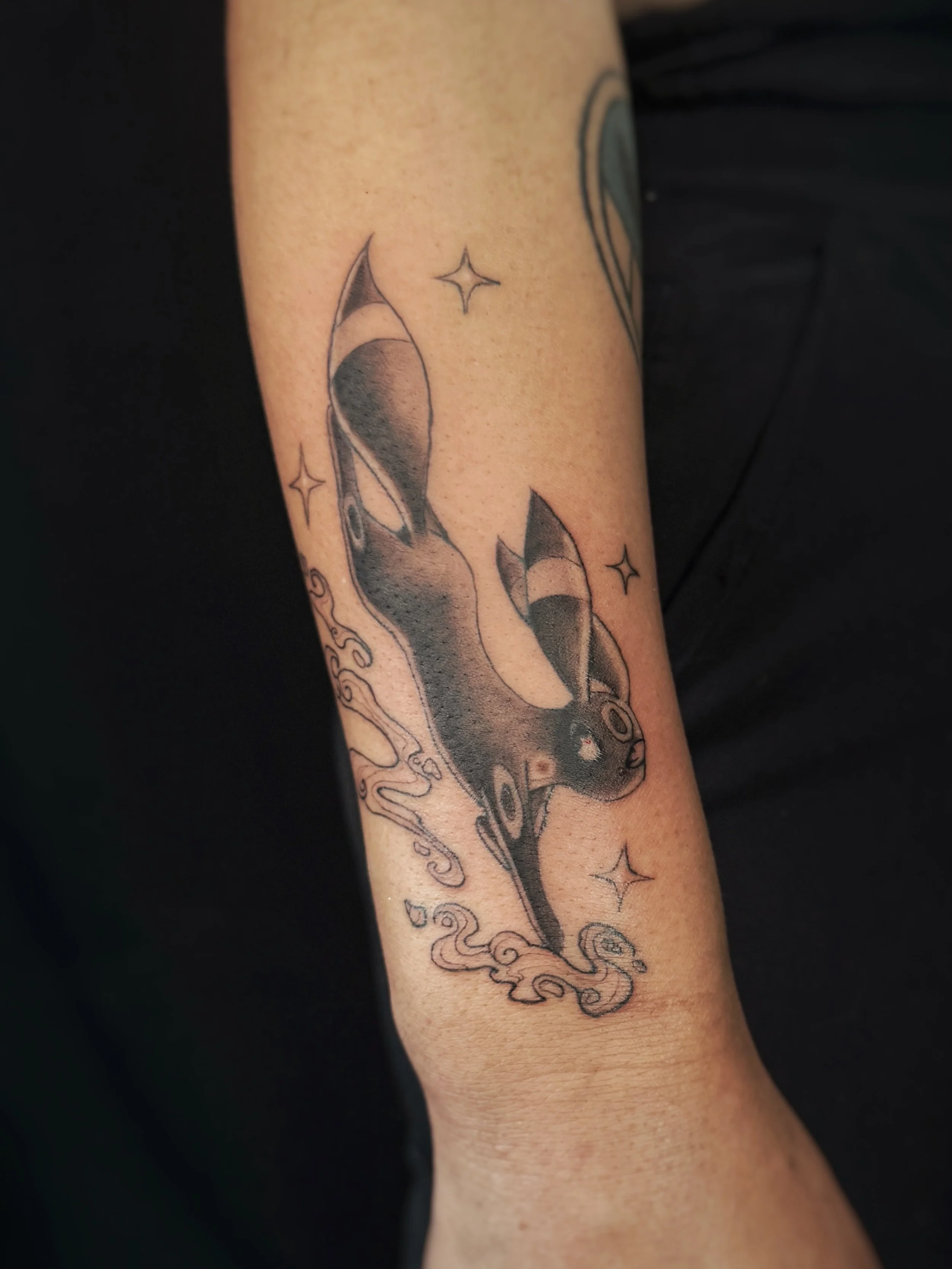 Umbreon for @veronicamarie94 ✨ Lines are healed, we just added shading! Thank you for your time girl! I loved the calm vibes we had for this tattoo 🥹❤️! This was my first time trying to do a softer gradient! I still have a lot to learn :D!
.
.
.
.
#