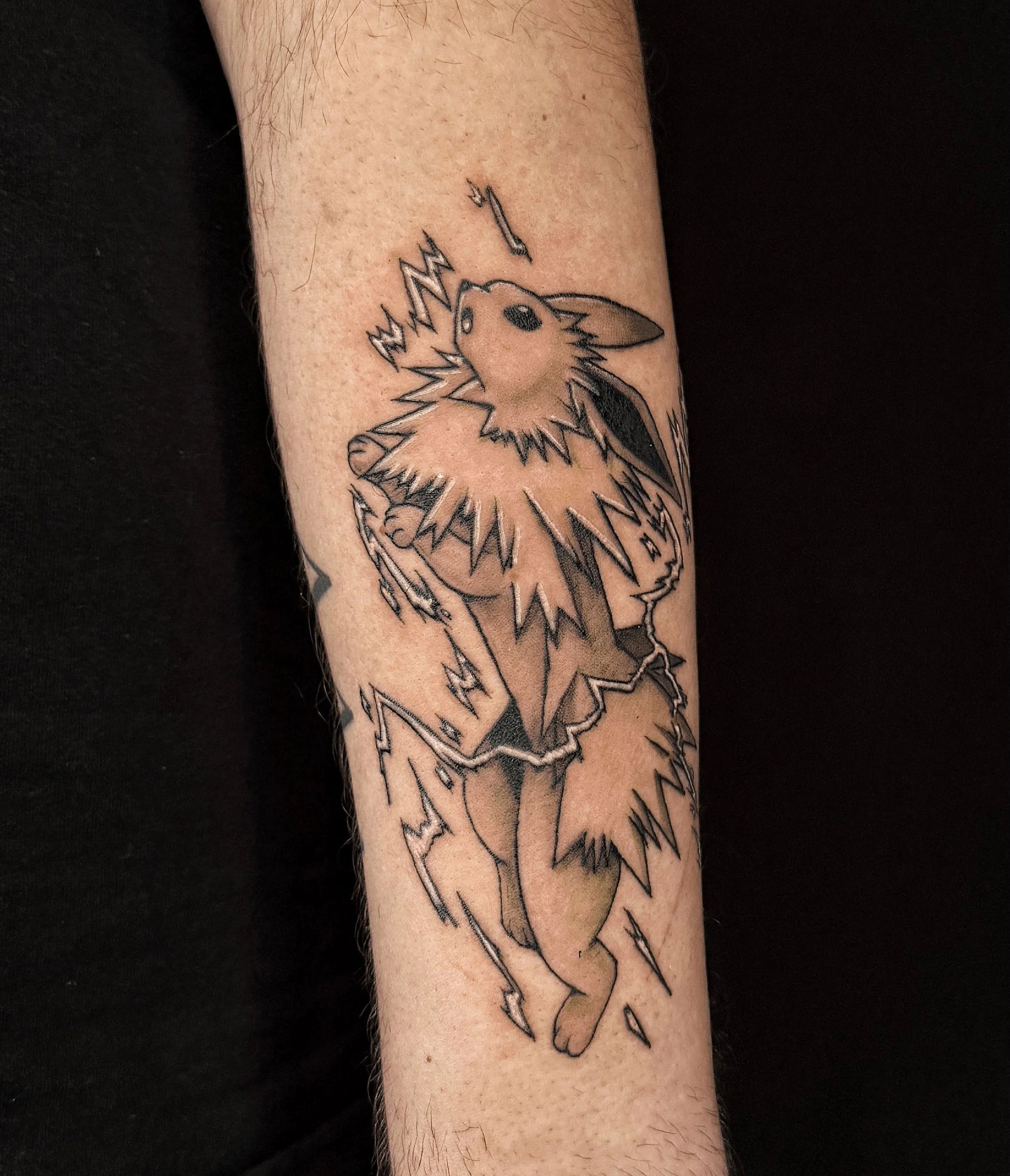 Jolteon for @jesusalejxndro (Ale Ale Alejandro~~~) Lines are healed, we added shading and white this session! Thank you so much Alex ✨❤️! I loved our sessions 💅✨✨ps. I draw all my designs, in case you were wondering ;D
.
.
.
.
#oaklandtattoo #sanfra