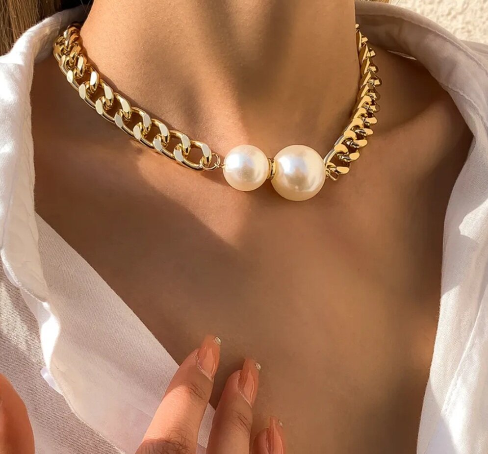 The Chanel Necklace: Cascades of Pearls and Beyond | Handbags and  Accessories | Sotheby's