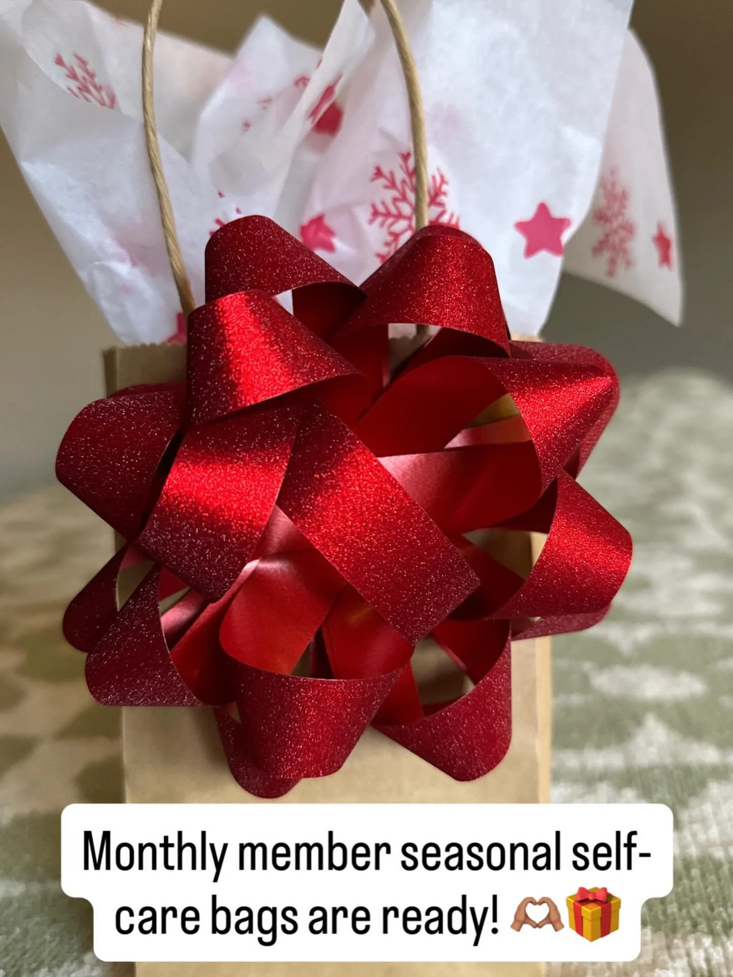 Monthly massage members, grab your seasonal self-care gift bag (winter edition) at your next session! Each bag includes a variety of intentional and supportive items perfect for winter! ❄️🎁

#gift #monthlymassagemembership #seasonalselfcare #winteri