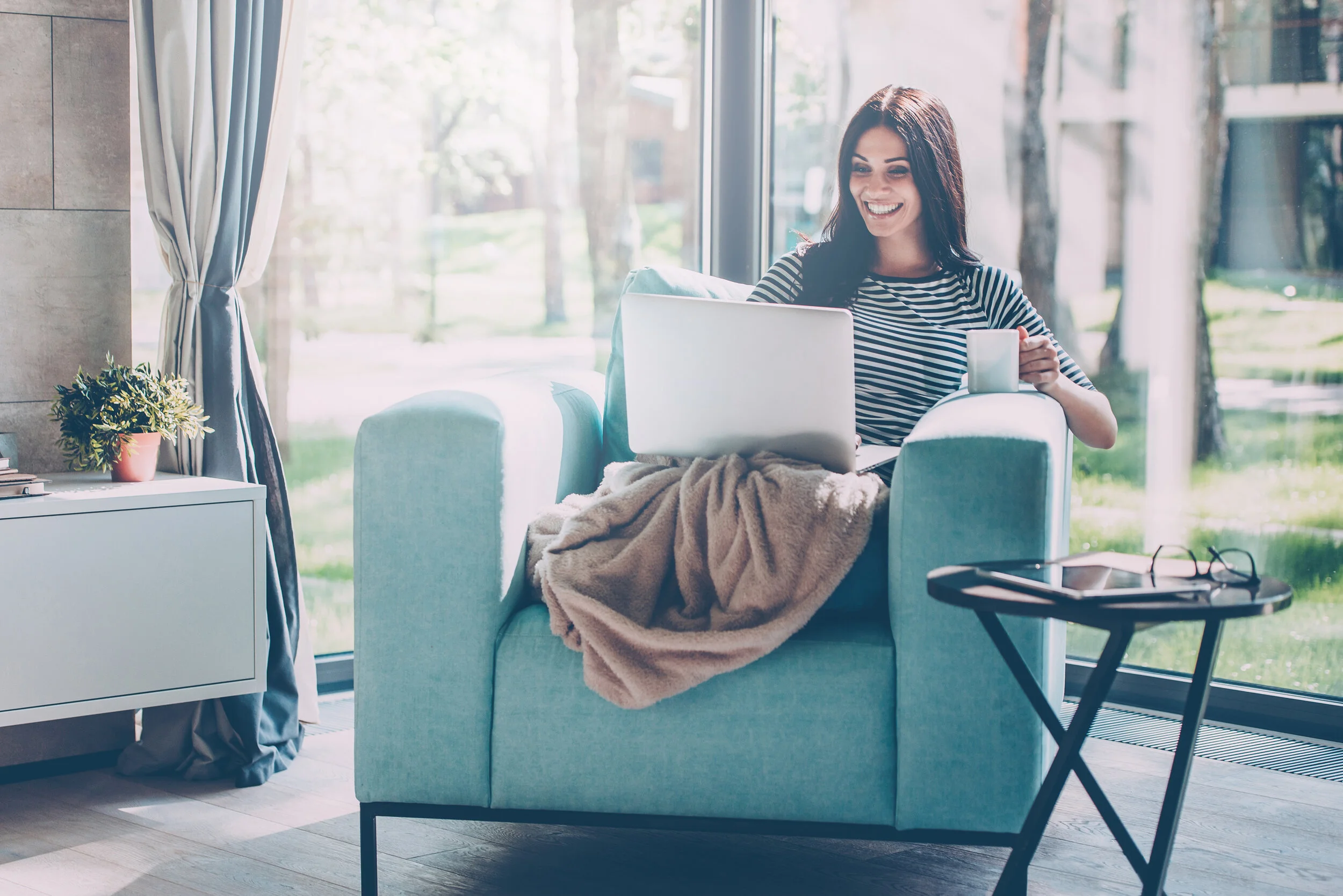      &nbsp;      &nbsp;         
  
    Working from Home DOS and DON’TS  Words by  Sayo Akinlude   Been struggling to get into the rhythm of WFH? Interior designer and stylist Sayo Akinlude, has you covered with her top tips to help you stay product