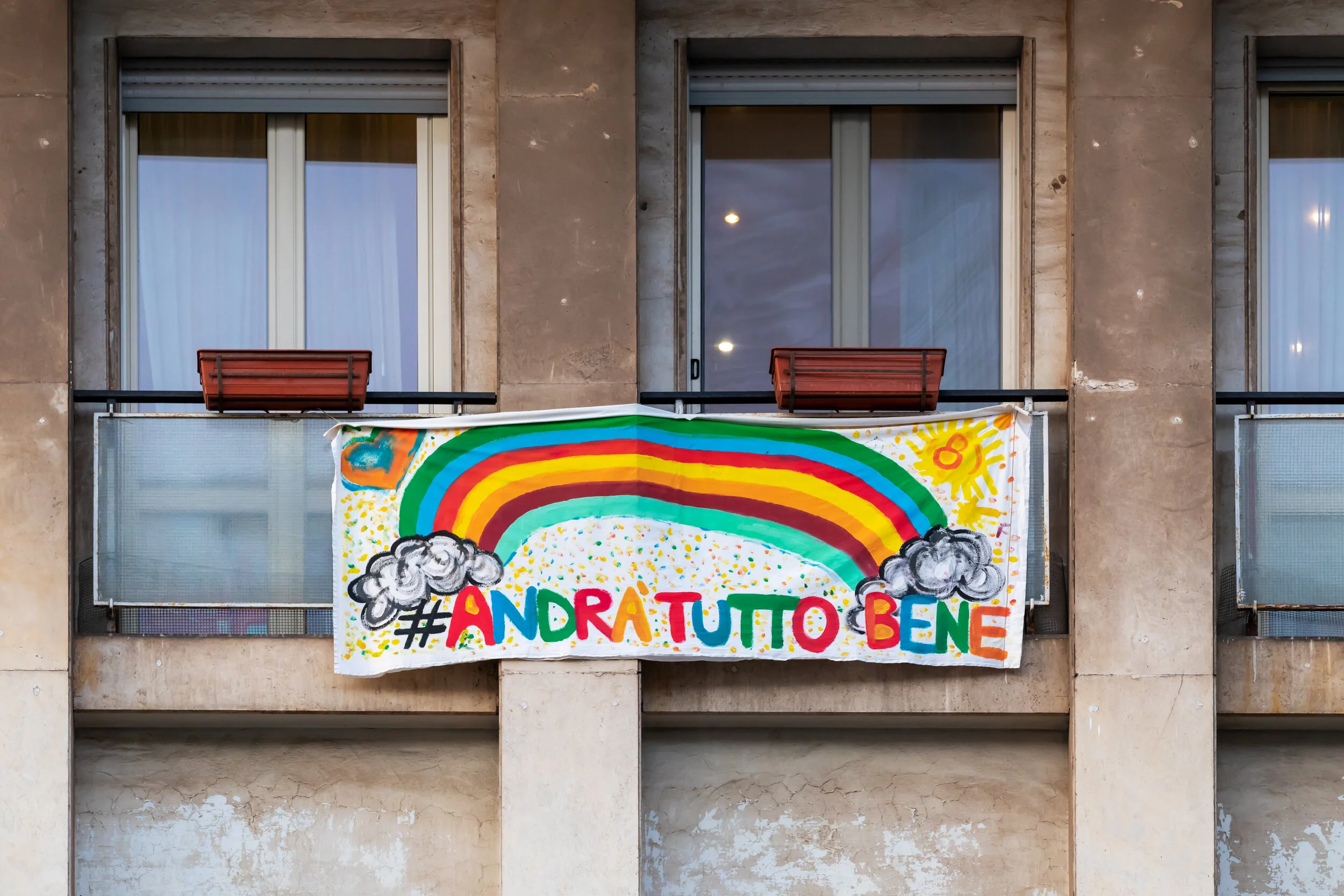 Shutterstock: quarantined house display in Italy, the rainbow flag with the words "everything will be fine".