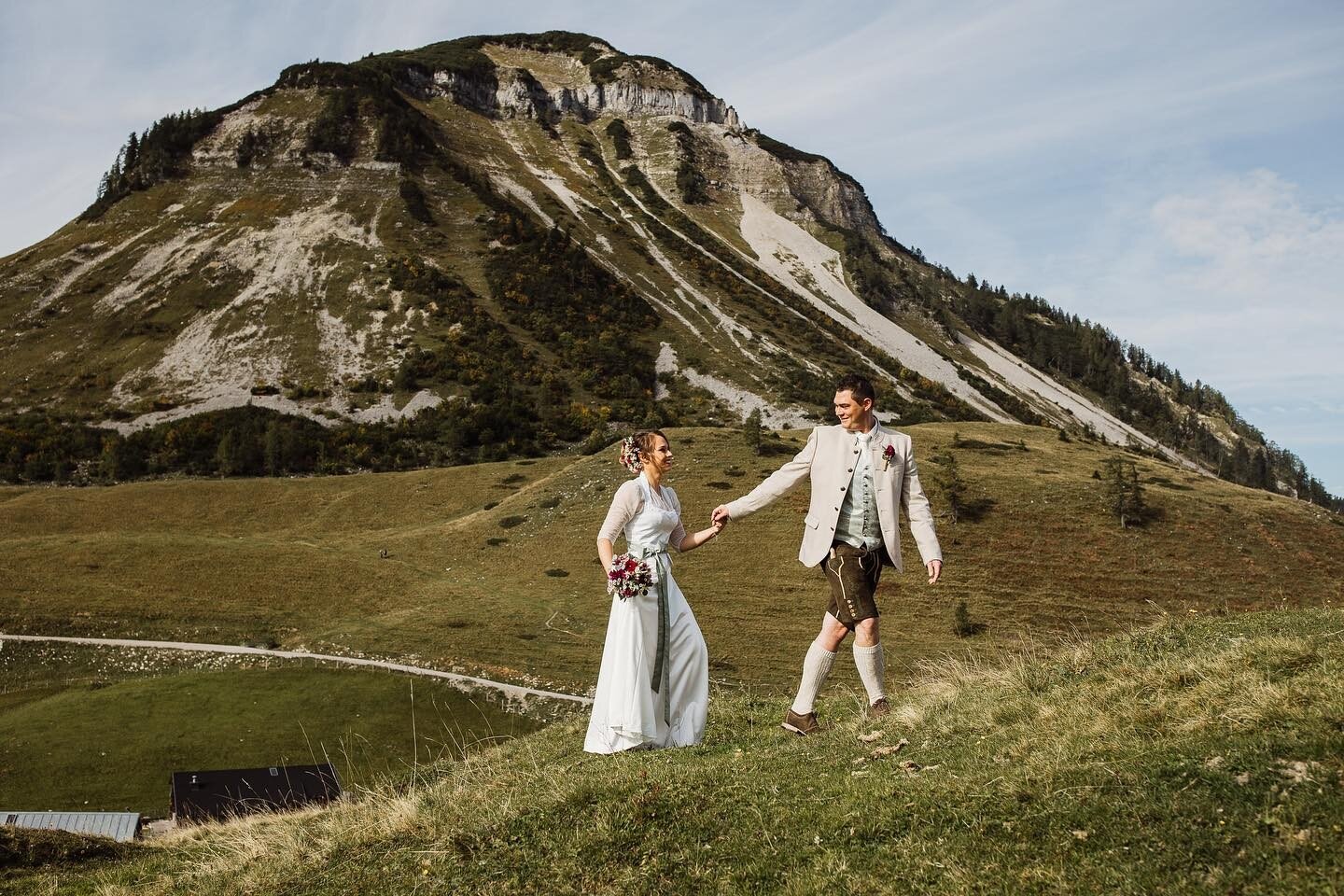 .

Come away with me and we&prime;ll kiss
On a mountain top
Come away with me
And I'll never stop loving you

(Norah Jones)
.
.
.
.
#mountaintop #comeawaywithme #heiraten #hochzeit #heiratenintracht #berghochzeit #almhochzeit #almhochzeit2022 #tracht