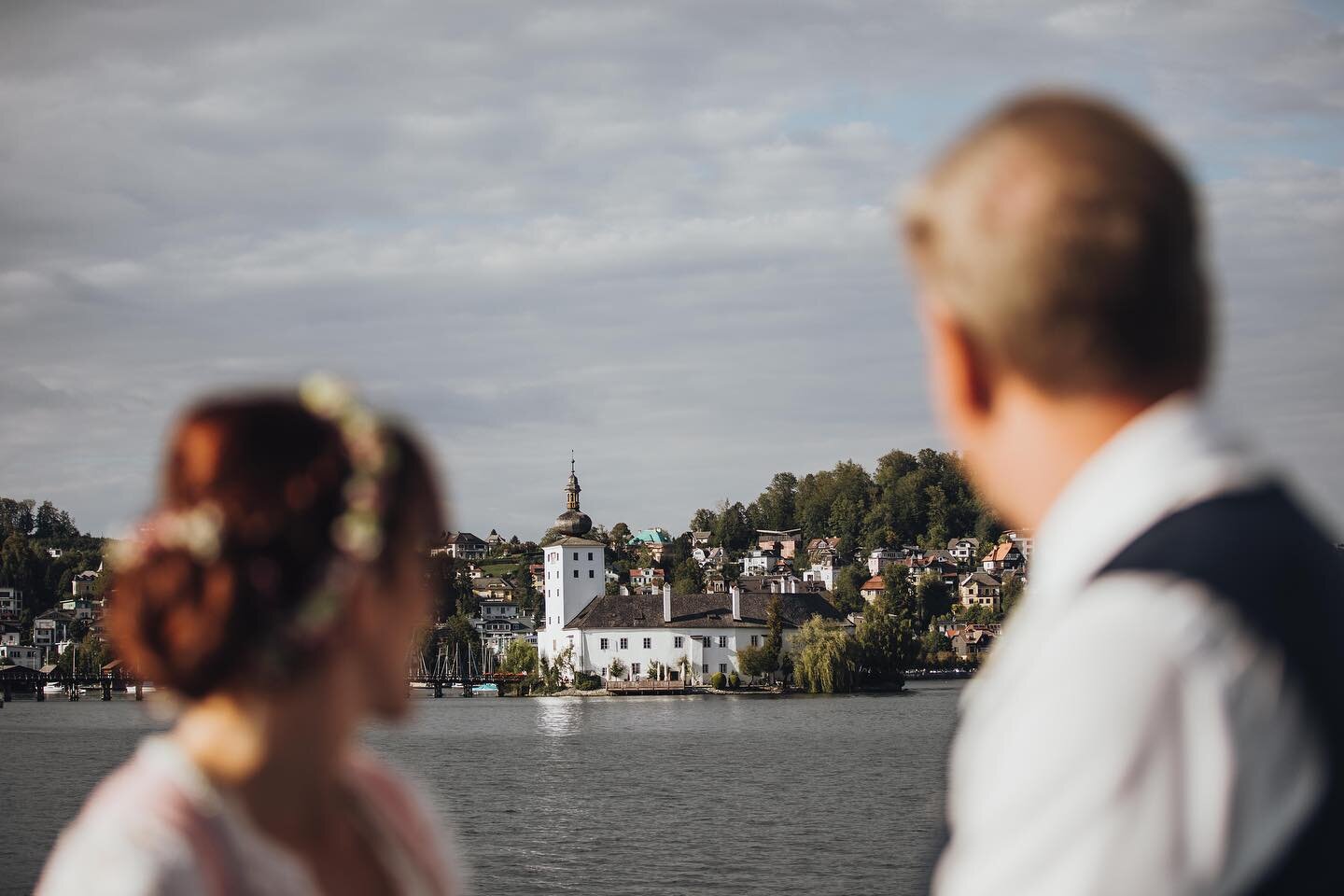 Happy Monday Ihr Lieben! 

Wer von euch geh&ouml;rt zum team Heiraten im Schloss? 
Welche ist eure liebste Schlosslocation? Lasst mal h&ouml;ren....

Hier &bdquo;tr&uuml;gt&ldquo; &uuml;brigens der Schein - wir haben das Schloss Ort in Gmunden zwar h