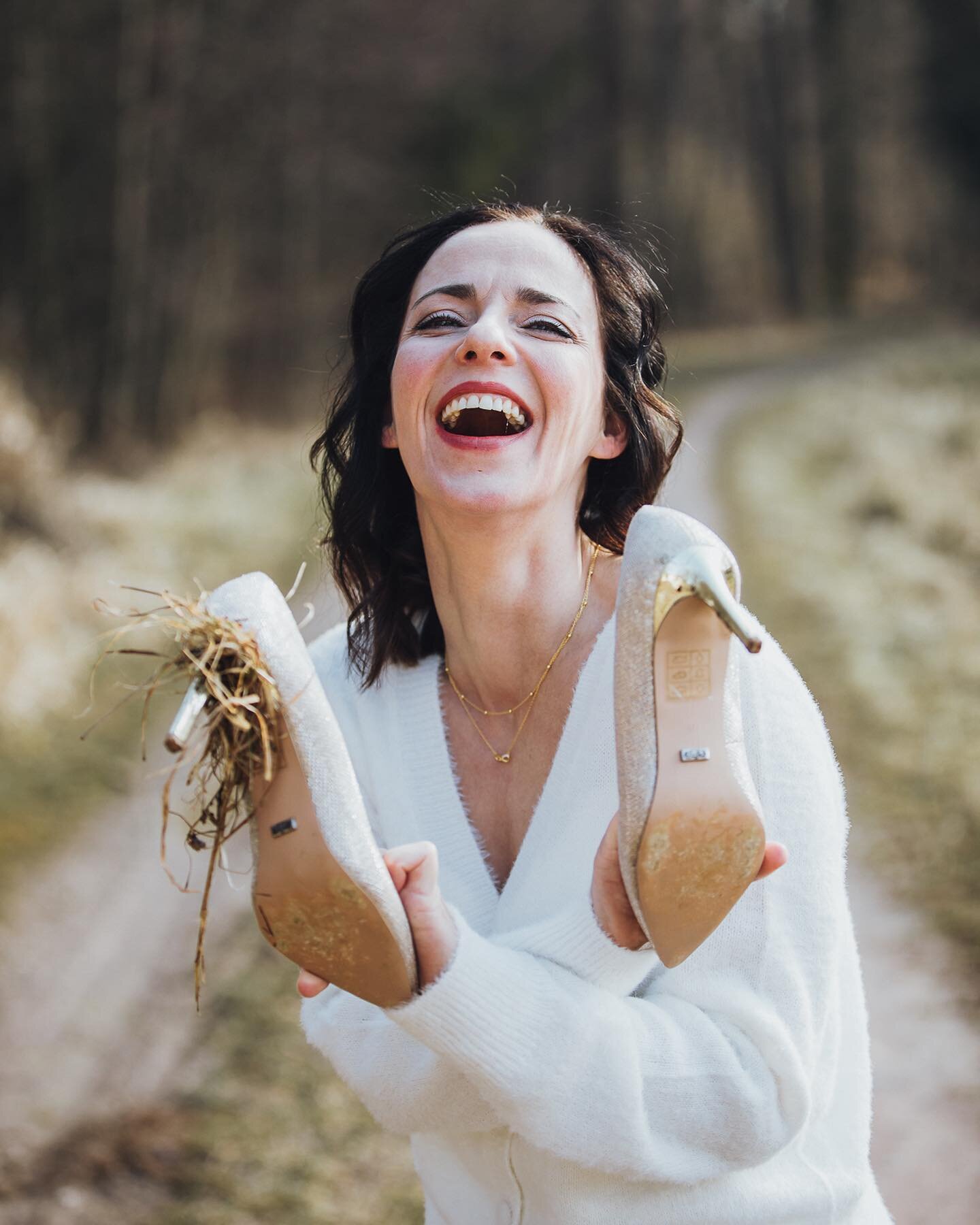 Wollen wir nicht alle unseren pers&ouml;nlichen Cinderella-Moment am Hochzeitstag?

.

Selbst, wenn man erst gar nicht erst vom Prinzen gerettet werden musste. 

Selbst, wenn die Kutsche die 6 Rappen schon unter der Motorhaube hat. 

Selbst, wenn es 