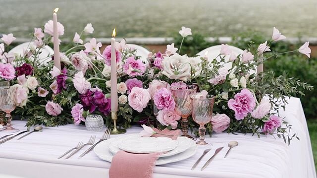 A touch of color with this table setting from last year on Lake Como ✨ - as seen on @ruffledblog - w/ @veronique_lorre @purewhite_photography @villa_regina_teodolinda @tablesetrentals @allegoria_textile_delights