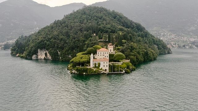 Never get bored of this view ✨ @villadelbalbianello #villadelbalbianello #lakecomowedding #destinationwedding #lakecomoitaly #lakecomo