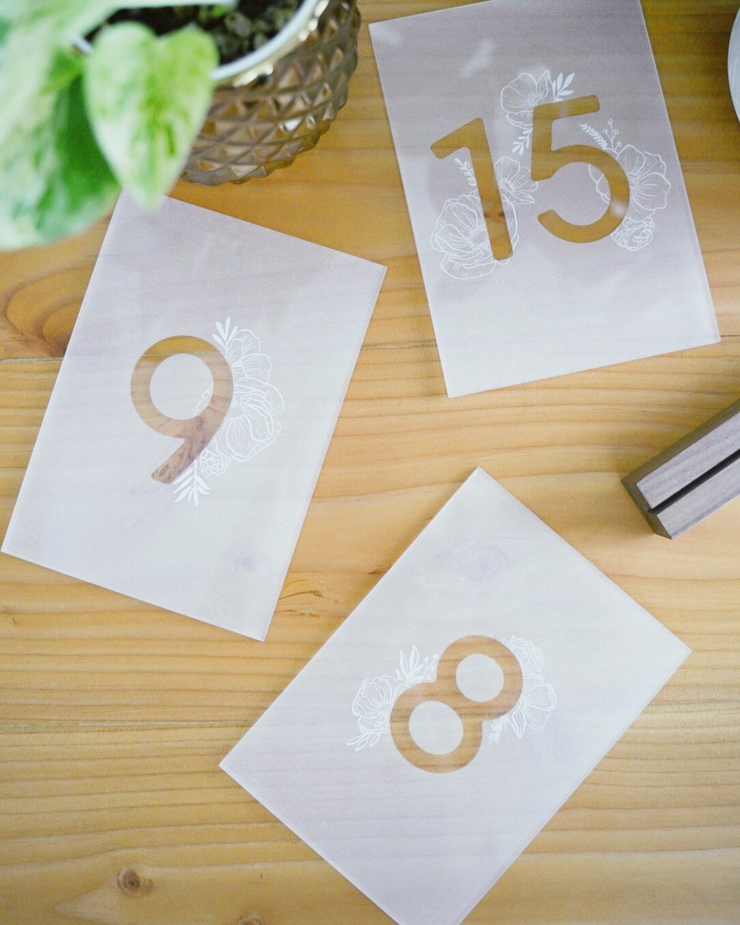 Designed these table numbers for our wedding! And still waiting for our wedding (part 2 in July) to use them... 🤣🤷🏻&zwj;♀️⠀⠀⠀⠀⠀⠀⠀⠀⠀
⠀⠀⠀⠀⠀⠀⠀⠀⠀
Can you believe we&rsquo;re reaching the one year mark of this pandemic? Personally, career wise, it was 