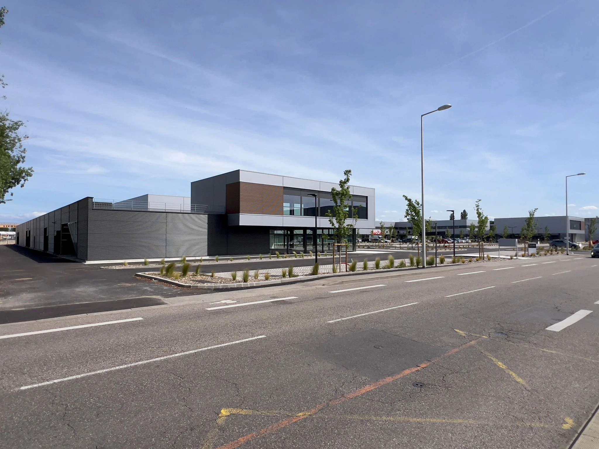 L&rsquo;AGORA | COLMAR

Implant&eacute; sur les 2,1 hectares de l&rsquo;ancienne friche WISI, le projet AGORA participe aujourd&rsquo;hui au renouveau de la rue Andr&eacute; Kiener, en Zone Industrielle Nord de Colmar.
D&eacute;veloppant pr&egrave;s 