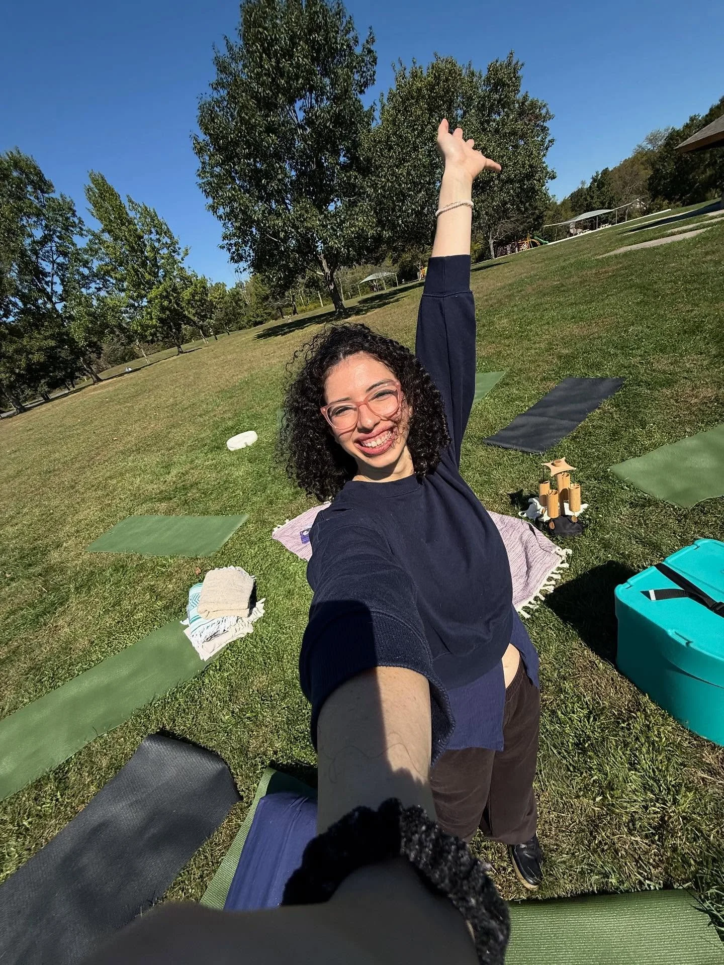The bowls and I took a field trip!!!!! 🥾🌳

This morning I led a corporate sound bath for my pals @haleon 🫶🏼

Instead of doing it indoors we opted for a sunny spot in a park nearby the office 🛝☀️

The weather was purrrrrrrfect and I got my sweat 