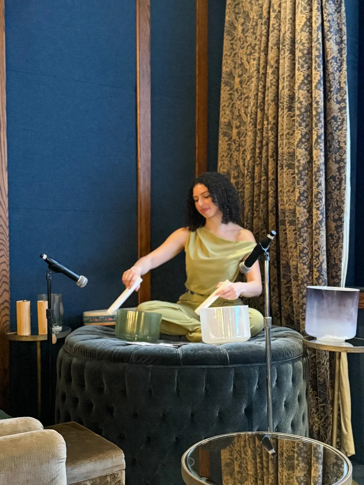 Last night I felt like a little fairy sitting on top of a mushroom 🍄 serenading the forest 🧚

I was perched up in the @sohohouse theater with @chngcrw for our ground 🧘🏻&zwj;♀️ to grow 🌱 sound meditation and journaling experience! 

I&rsquo;ve lo