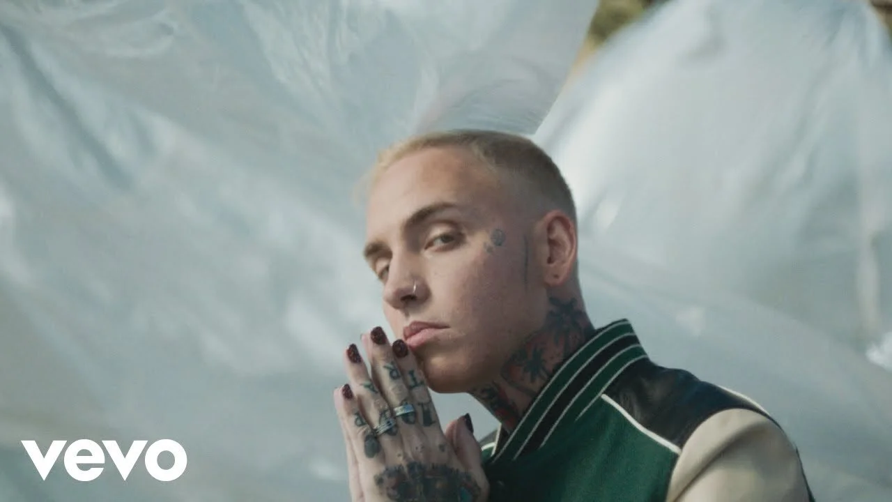 Blackbear &amp; Tate McRae Link For a Beautiful New Single ‘u love u’ (Music Video Review) 