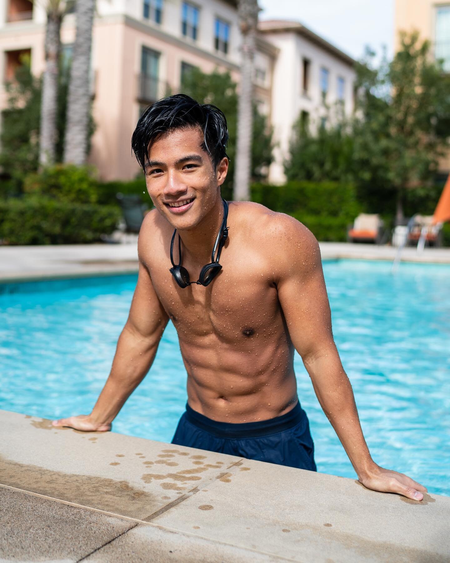 Midway through March - it looks like gyms are opening up again! Curious: are you already working out at a gym or are you working out from home?!
&bull;
&bull;
&bull;
&bull;
&bull;
#poolside #pooltime #swimmingpool #abs #hiit #hiitworkout #strong #mus