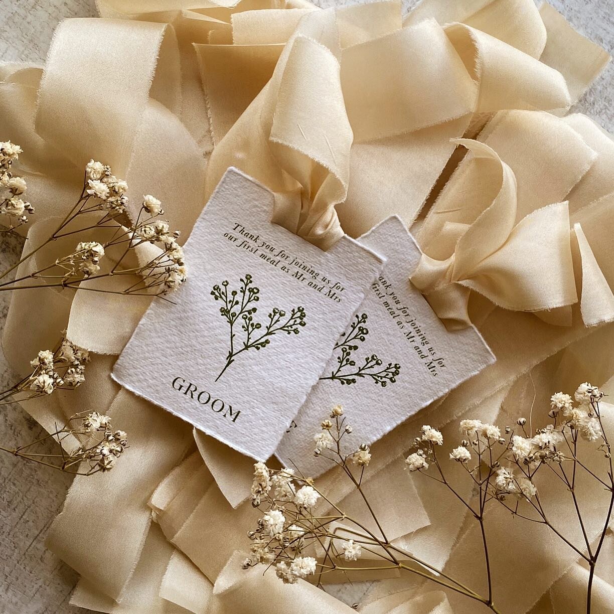 // N A T U R A L //

Tones, brought to life with beautiful handmade paper and delicate silk ribbon. 

We loved creating these place cards for a wonderful couple who got married at the fabulous @townheadestate 

Would you go for this combination?

#we