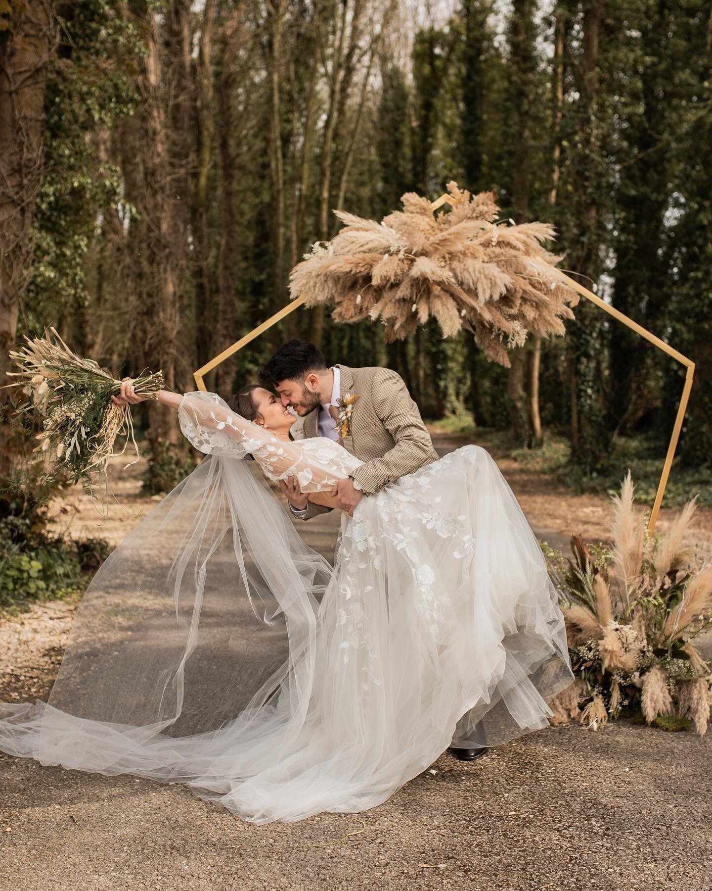 // E L E G A N T //

Floaty and Neutral, were the keywords for this incredible shoot at @windmillvenue and oh my goodness I think we excelled all expectation for the day! ✨

After the love we received for our post yesterday we couldn&rsquo;t wait to 