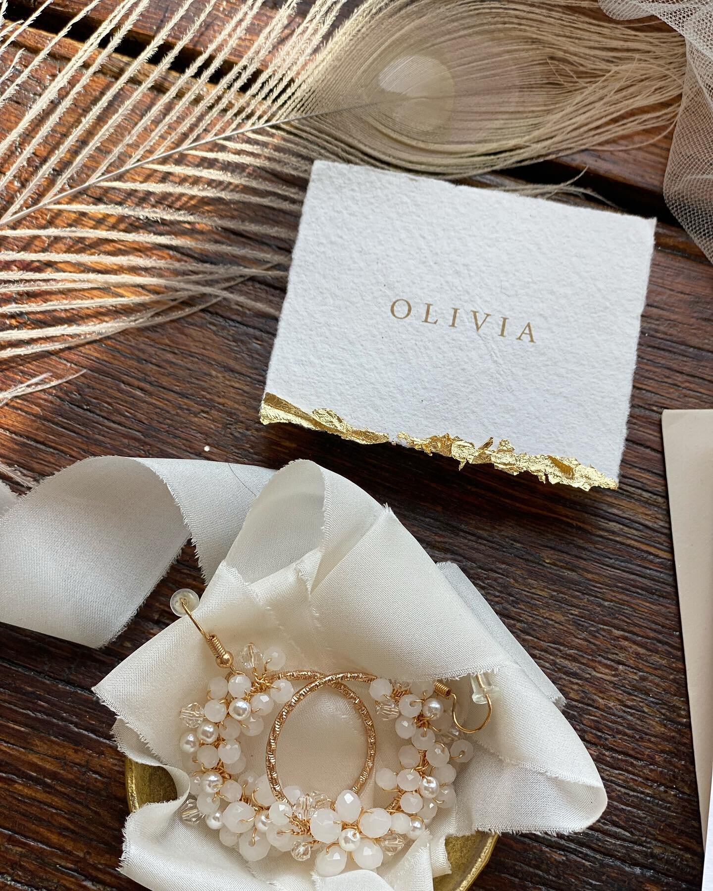 // S I M P L I C I T Y //

with a touch of gold&hellip;
Sometimes designing something simple can be just as beautiful as creating something extravagant. 
We love these pretty place cards, made with handmade paper and a delicate gold leaf edge. ✨

Sho