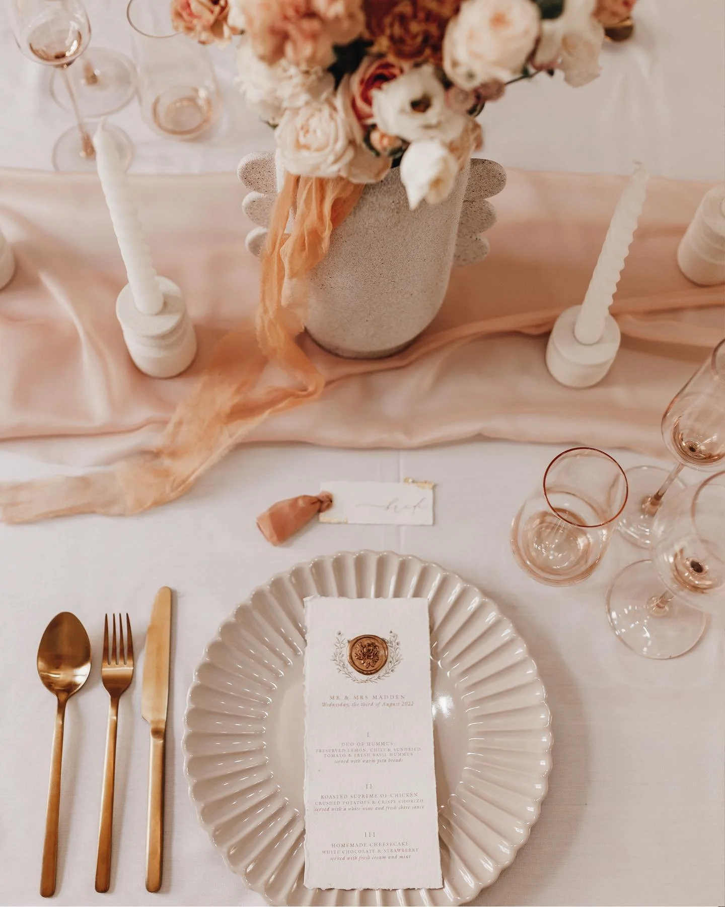 // P A R I S //
Classically beautiful in every way&hellip;

This entire day was incredibly dreamy. 
Every detail was coordinated to perfection and the images speak for themselves in this romantic sunrise elopement. 
What a perfect day. 🤍

Photograph