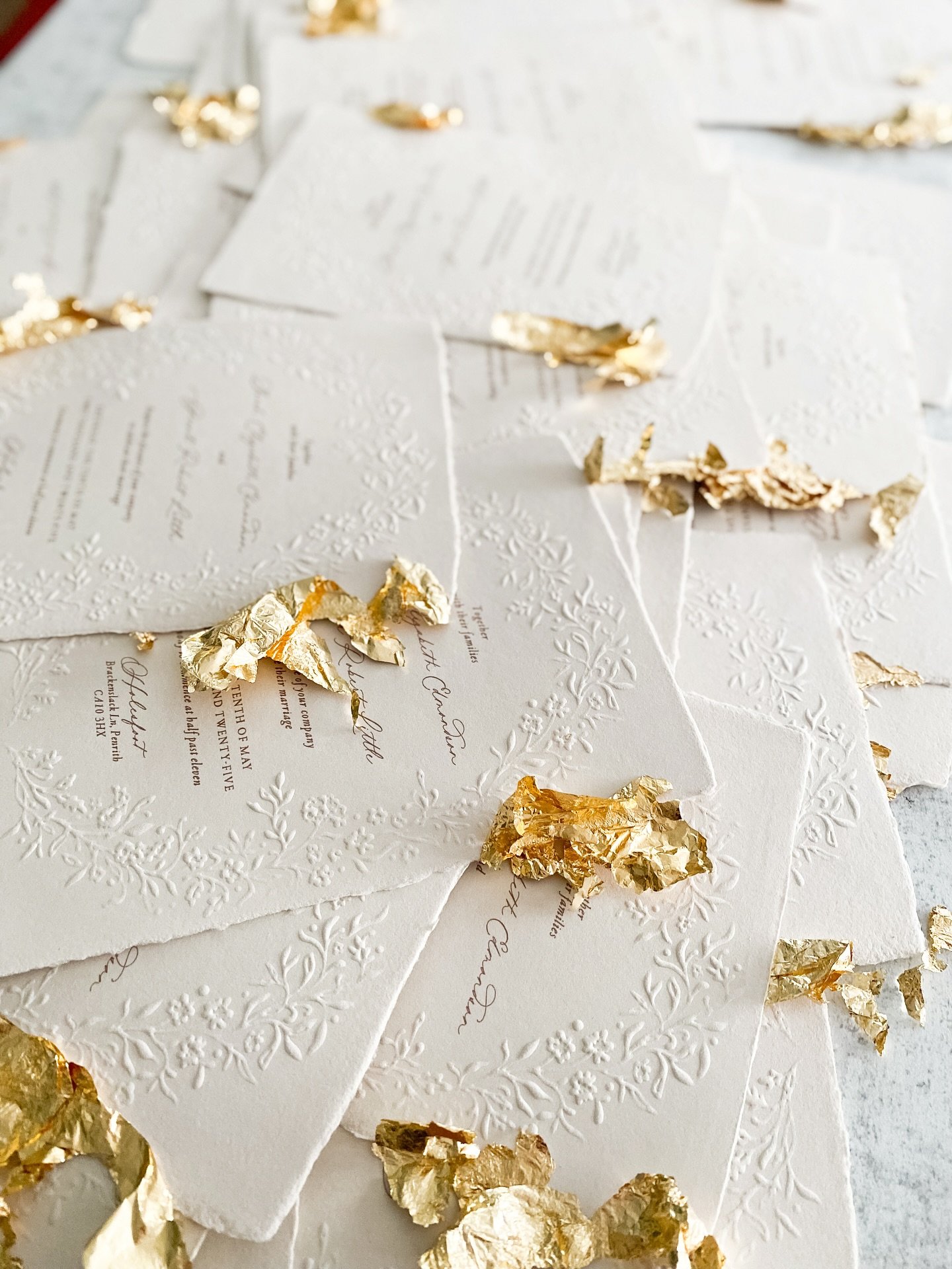 A delicate, embossed floral wreath, pressed into the most beautiful handmade paper. Perfected with a touch of gold leaf just waiting to be dusted off. I&rsquo;ll never get over these invitations. ✨

#weddinginvitation #cumbianwedding #luxurystationer