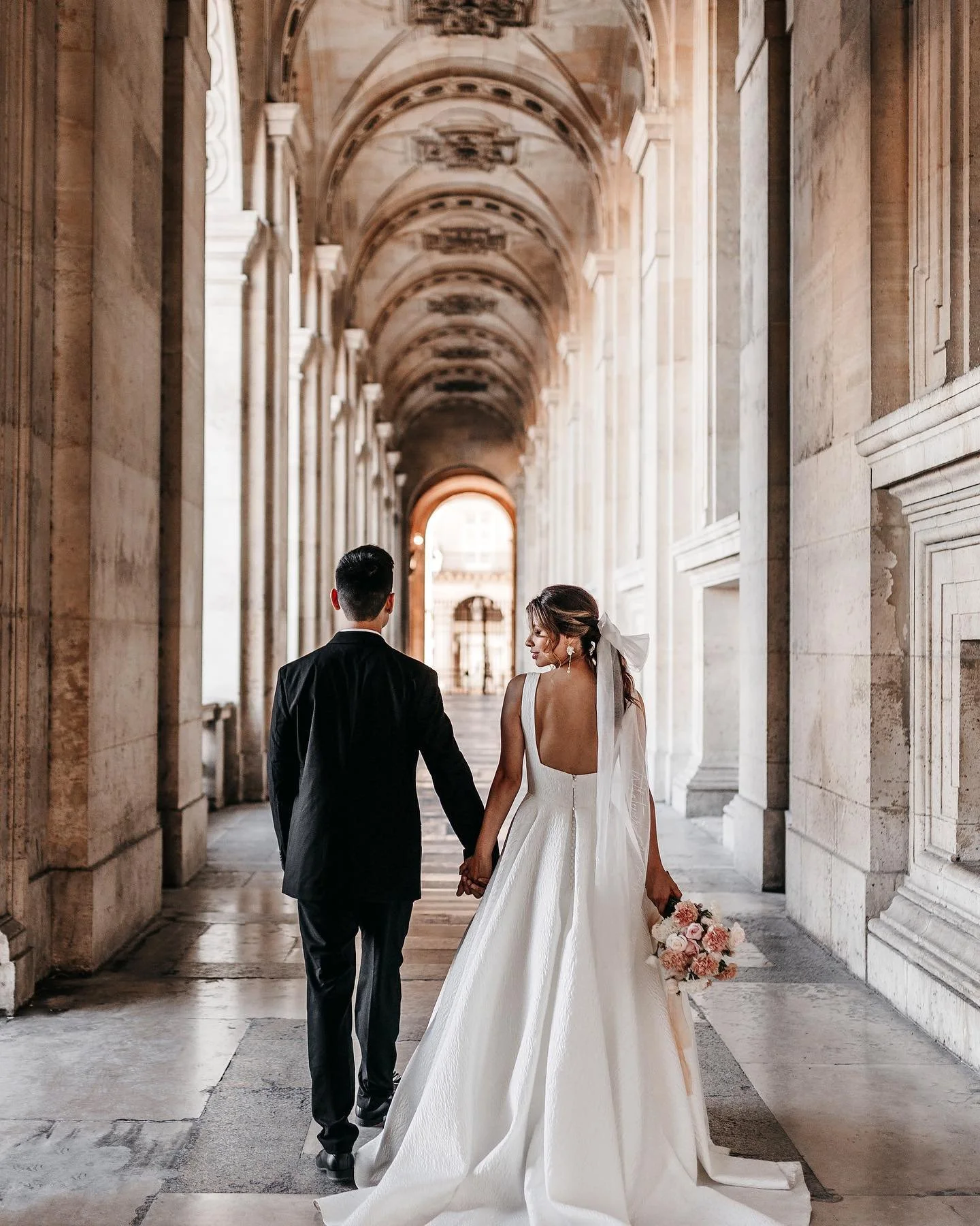 // LA VIE EST BELLE //
&hellip; Life is beautiful &hellip;

This photo encapsulates such beauty. 
Soft romance, glamour, pretty delicate details, all before a backdrop of incredible Parisian architecture. 
What more could you ask for?

Photography &a