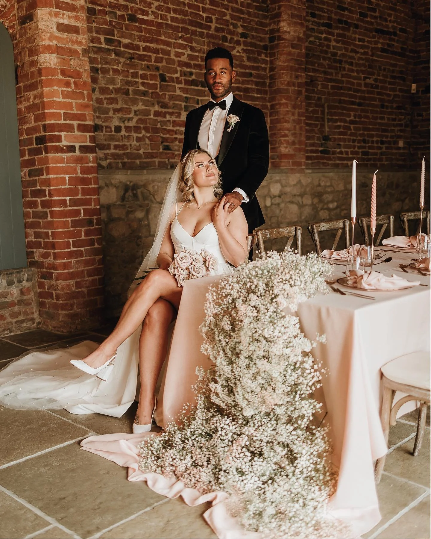 // PRETTY IN PINK //
Modern romance with a hint of pink&hellip;

This incredible, elegant styling was created by mixing blooming floral structures with the most perfect tableware. This gave a soft and romantic vibe throughout the entire day. 

Utterl
