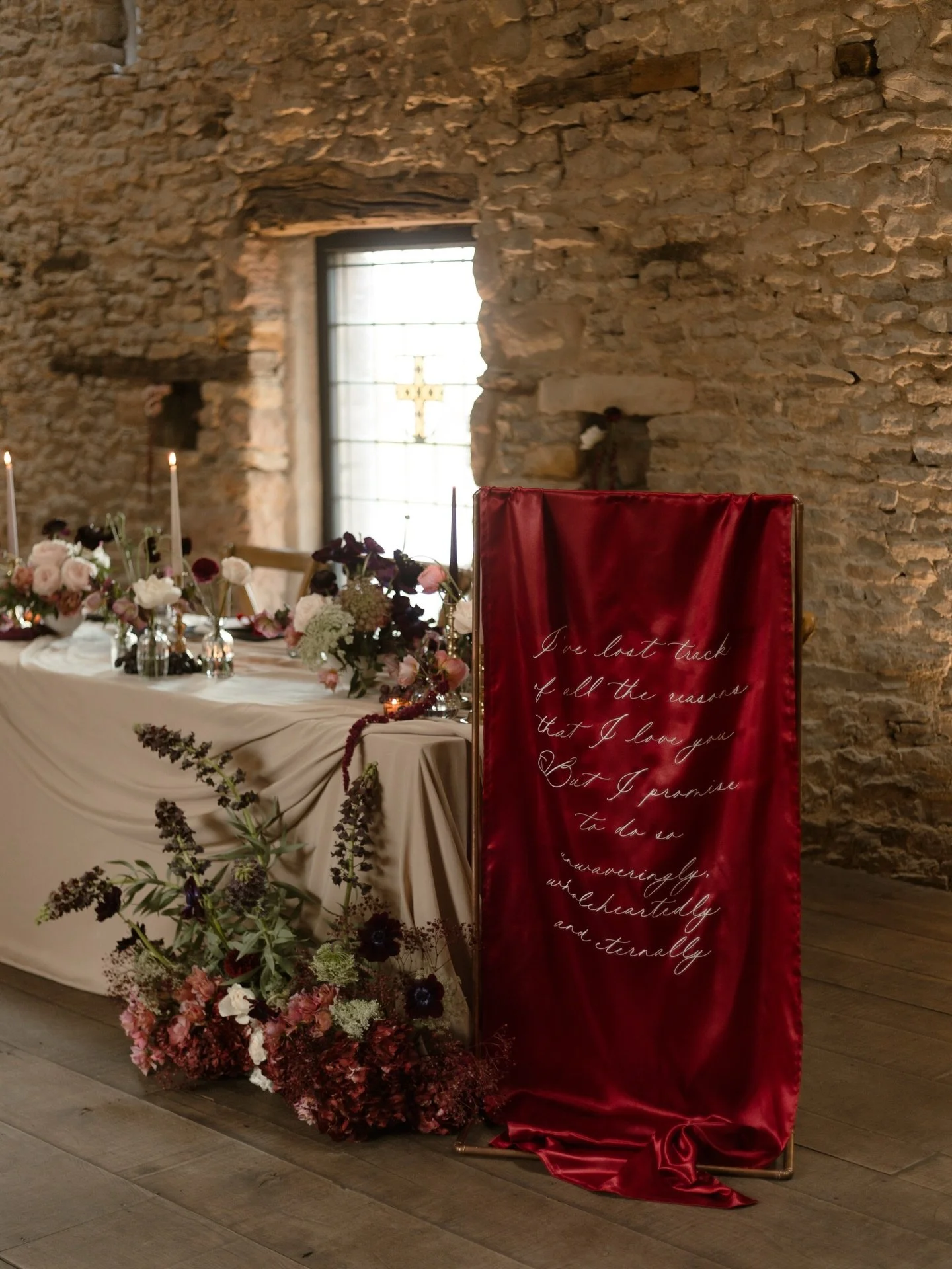 Taking a look back at this scrumptious shoot at Holesfoot. Romance took on a richer, more dramatic form where sculptural florals unfolded like art and deep crimson tones wrapped the scene in quiet luxury.
The perfect atmosphere designed for lovers of