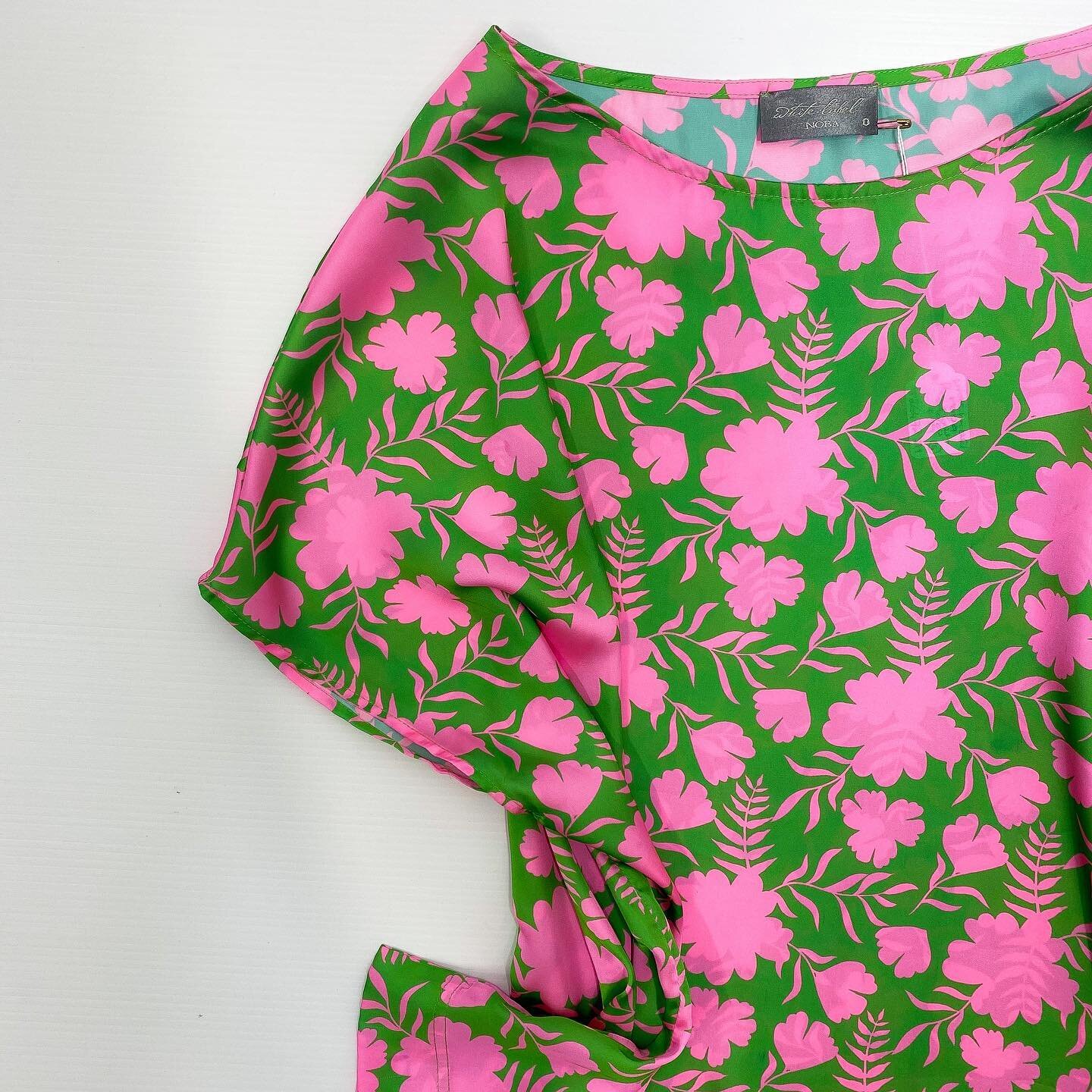 A statement top in a stunning green and pink floral design by White label Noba. Lots of gorgeous clothing has now been added to our website for your viewing. Happy Sunday 😃