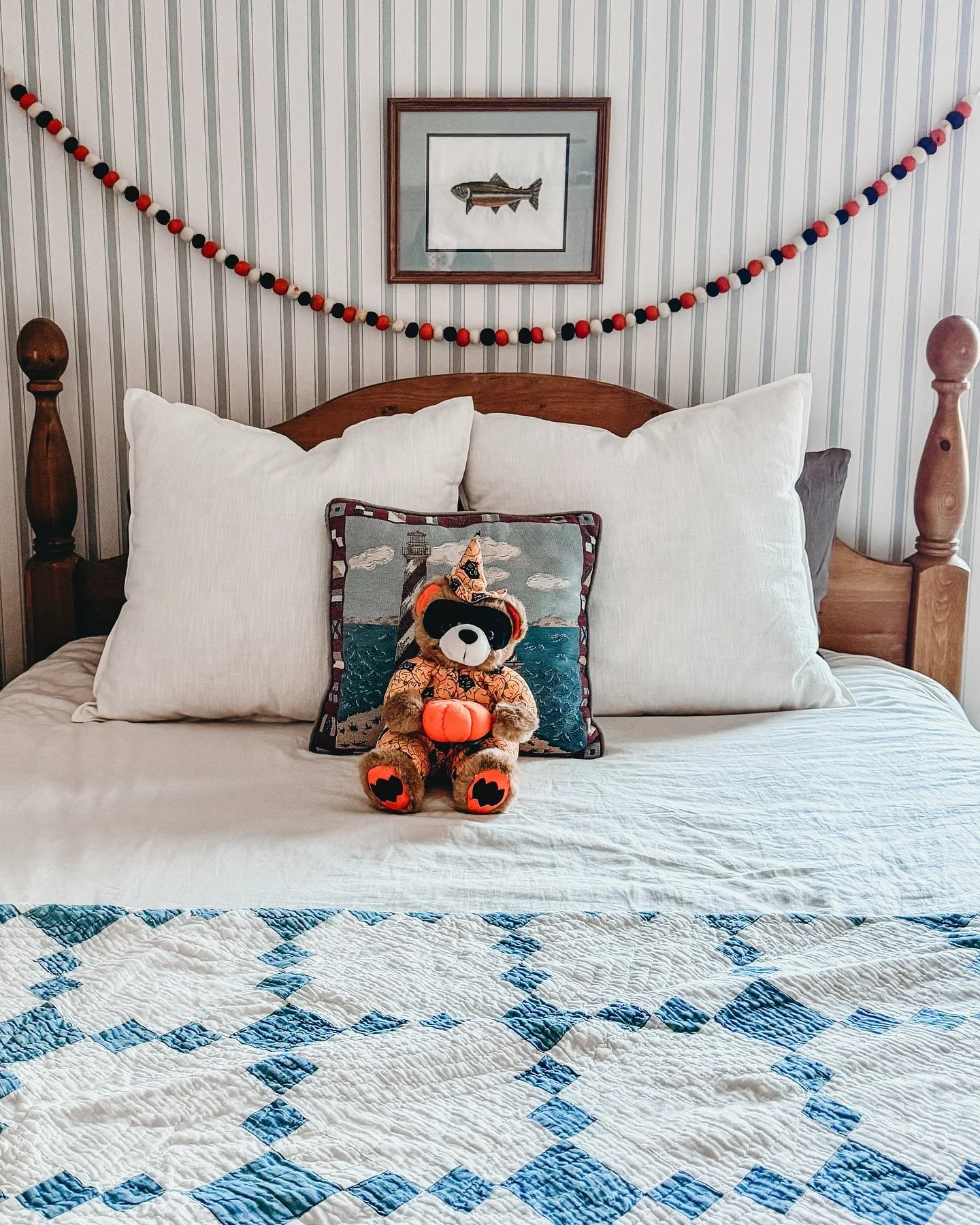 Only two more sleeps🌙 🦇 🎃 🧙🏼&zwj;♀️🕷️ 
Nellie has been keeping our household informed on how many more sleeps until Halloween 😋 just a few bedroom decorations to enhance the holiday magic✨

#halloweendecoration #intentionalhome #intentionalhom