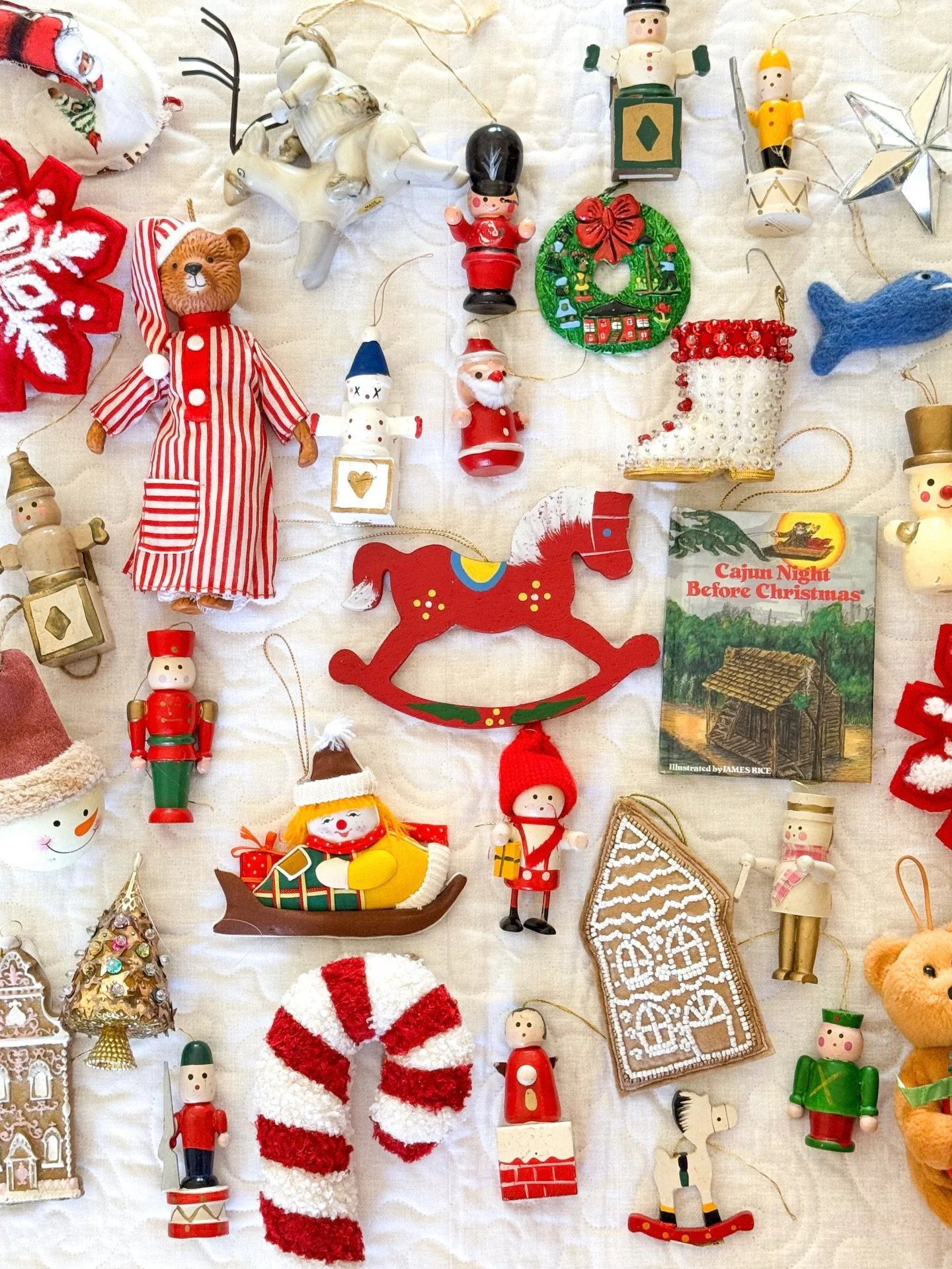 Christmas time is here at the Veach house🎄🎅🏻🎁⛄️honestly, our tree at the mercy of our almost one year old this year so, the top 2/3 is real festive 🤪