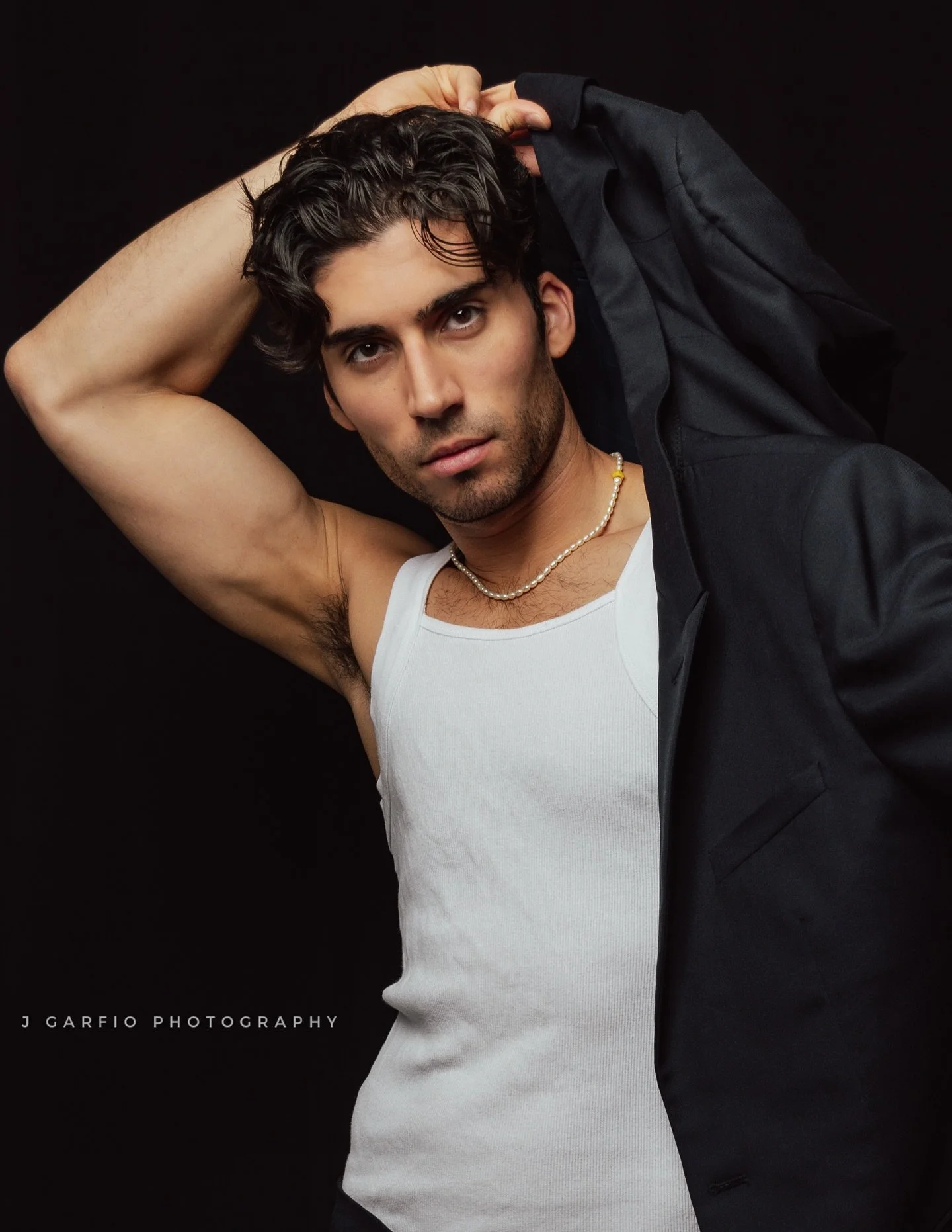 Boardroom posture, daydream heart &spades;️
📷 @j.garfio_photo 
.
.
#RamiroLeal #ActorLife #ModelBehavior #EditorialStyle #MensFashion #ActorOnTheRise #CinemaLook #CinematicStyle #SuitUp #RomComEnergy #LatinoActors #LAStyle