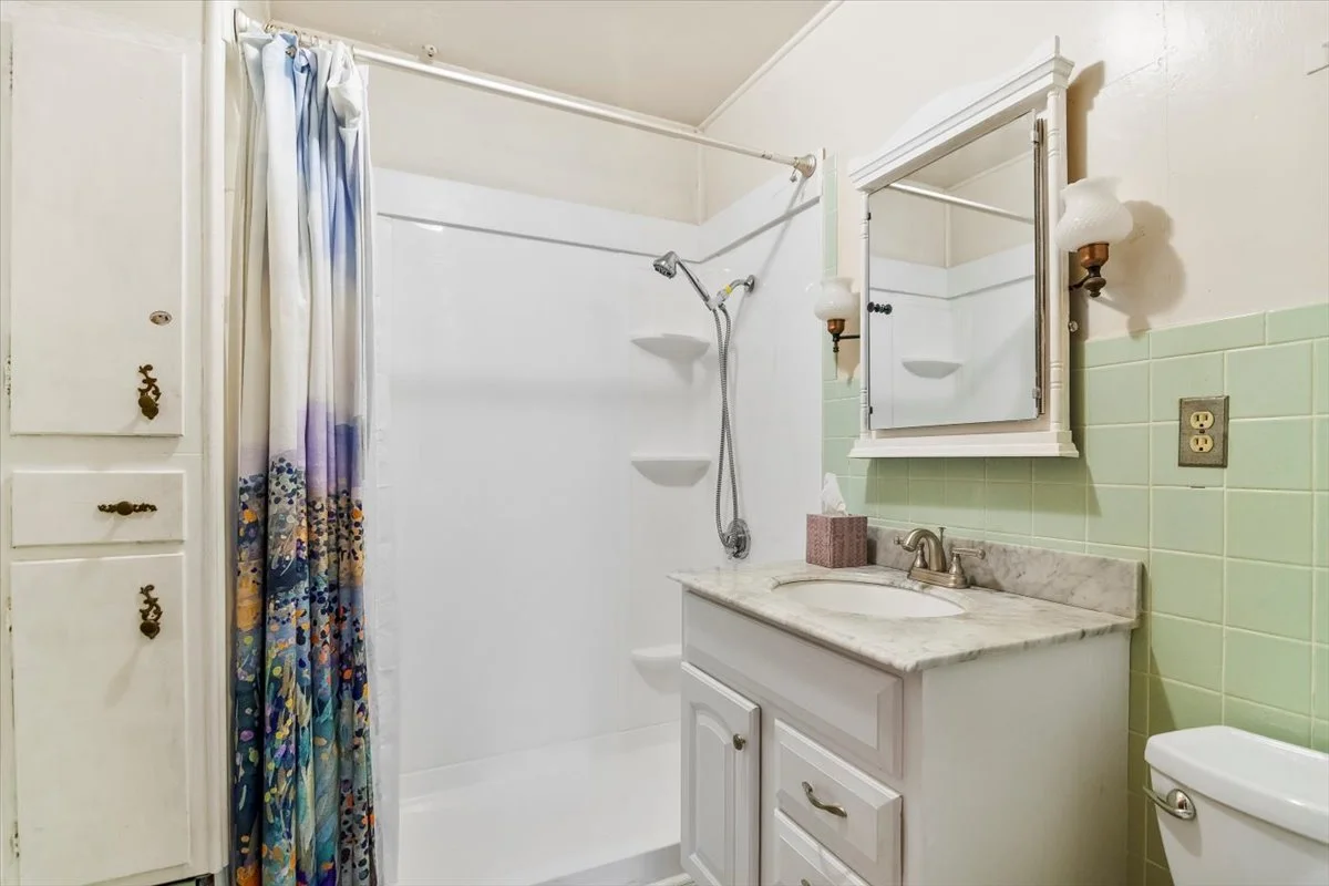27-Bathroom.jpg