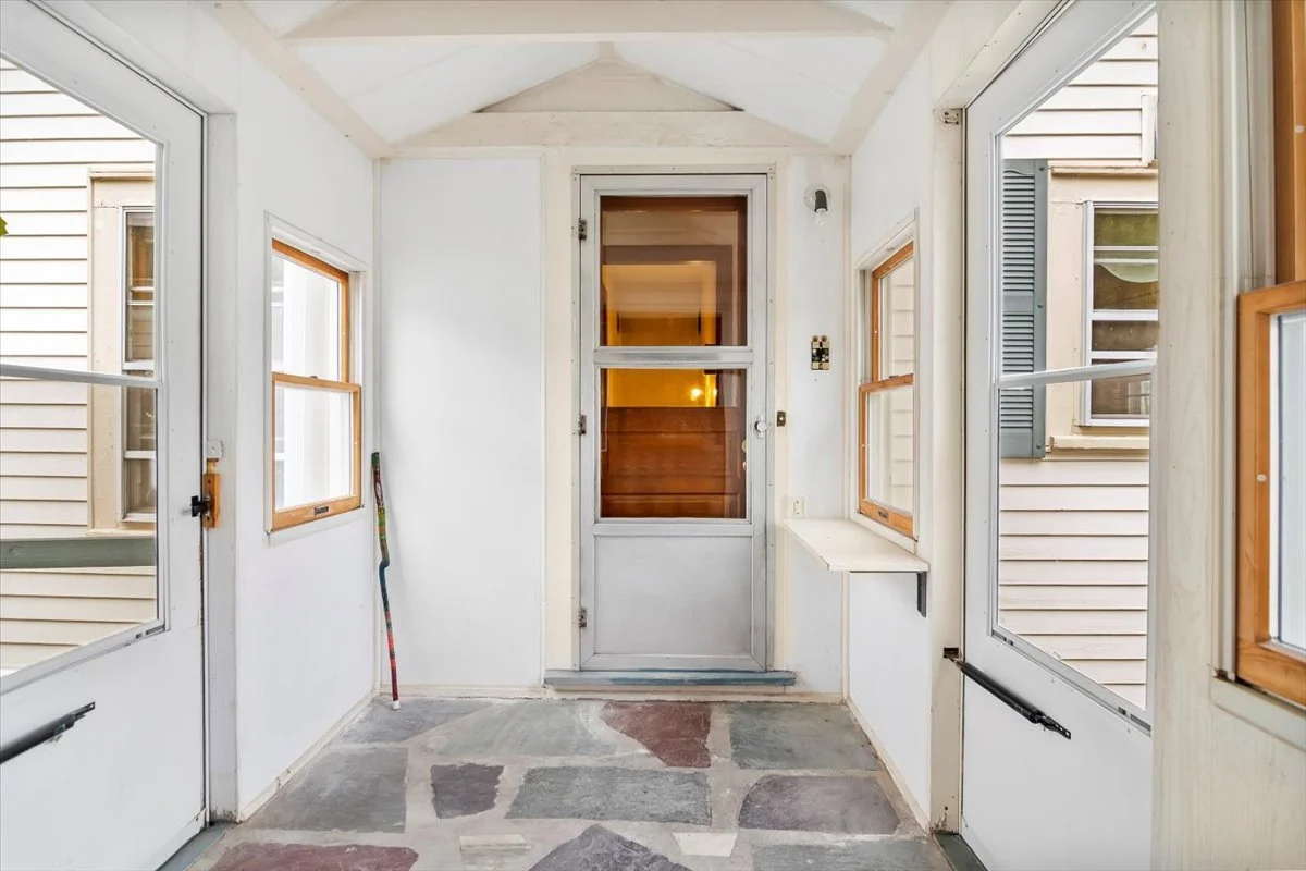 33-breezeway to house.jpg