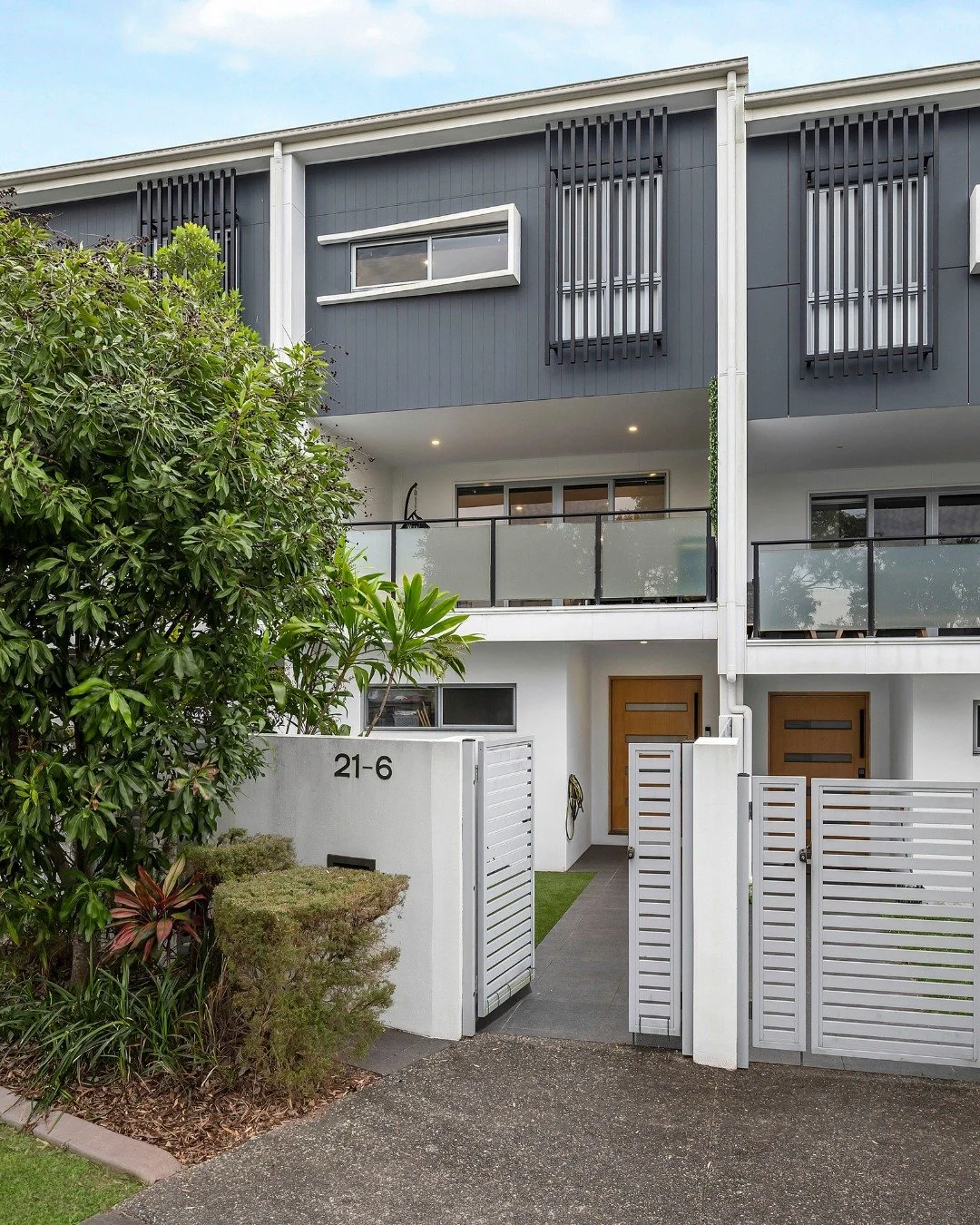 Off-Market Opportunity�

21/6 Griffith Place, Seven Hills 
3 Bed | 2 Bath | 2 Car

Open Home l Saturday 13 September 12:00pm &ndash; 12:30pm

A near-new townhouse showcasing contemporary design and effortless living. Step inside through the oversized