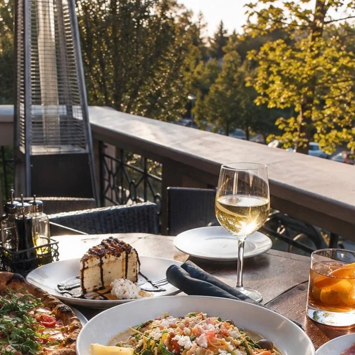 Outdoor dining is 💯🤌🏽 @macaronisandmartinos
