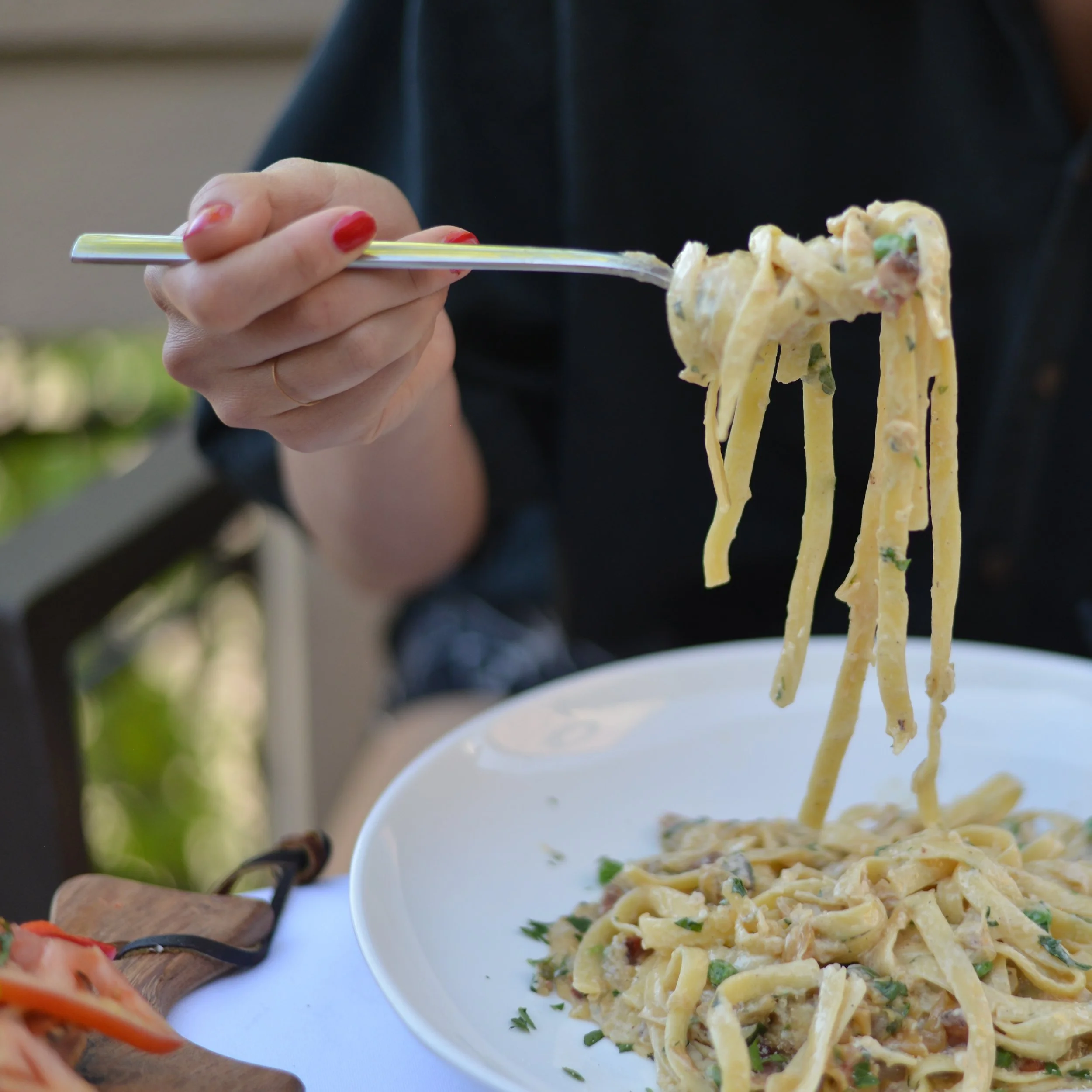 Dining outdoors is the best way @macaronisandmartinos 

#martinos #ashland #macaronisandmartinos #comfortfood #supportlocal