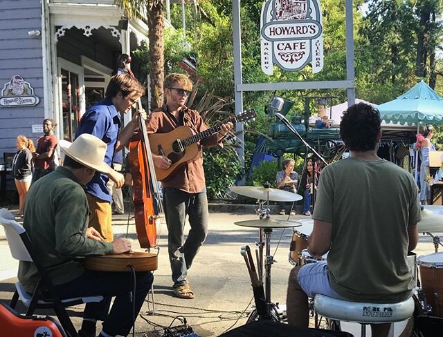 Sweet market vibes last week with live music from @sammiesealion and @solstrom_music ✨
.
Come on by today for another round of live music, fresh veggies, handcrafted goods, and local fare. Woodfire pizza is back tonight too! See you starting at 4pm a