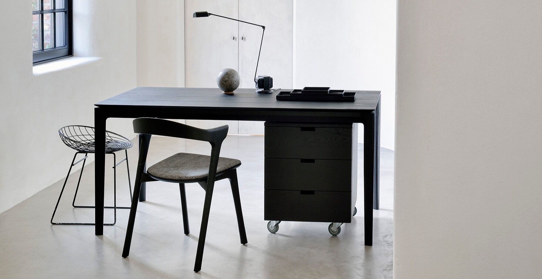 50621+Oak+black+Billy+drawer+unit+%26+51506+bok+table+black_horizontal.jpg