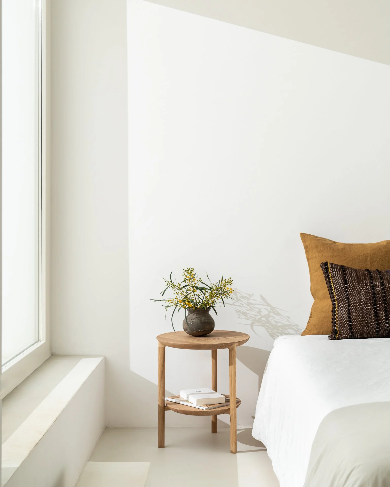 51501_Bok_side_table_21070_Dark_Tulum_cushion_21056_Camel_Lin_Sauvage_cushion_web.jpg