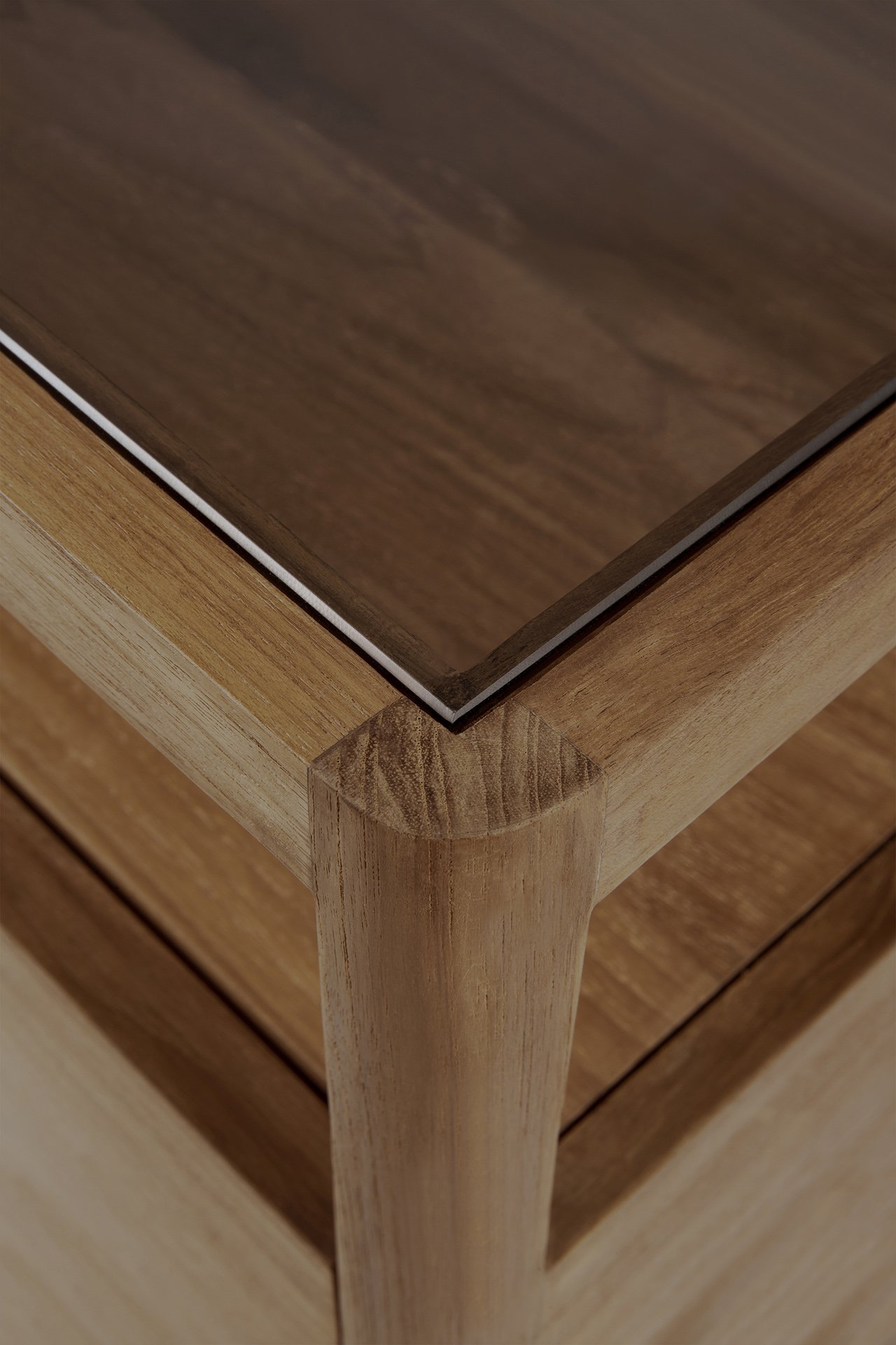 14177_Spindle_dresser_varnished_reclaimed_teak_4-drawers_det03_cut_web.jpg