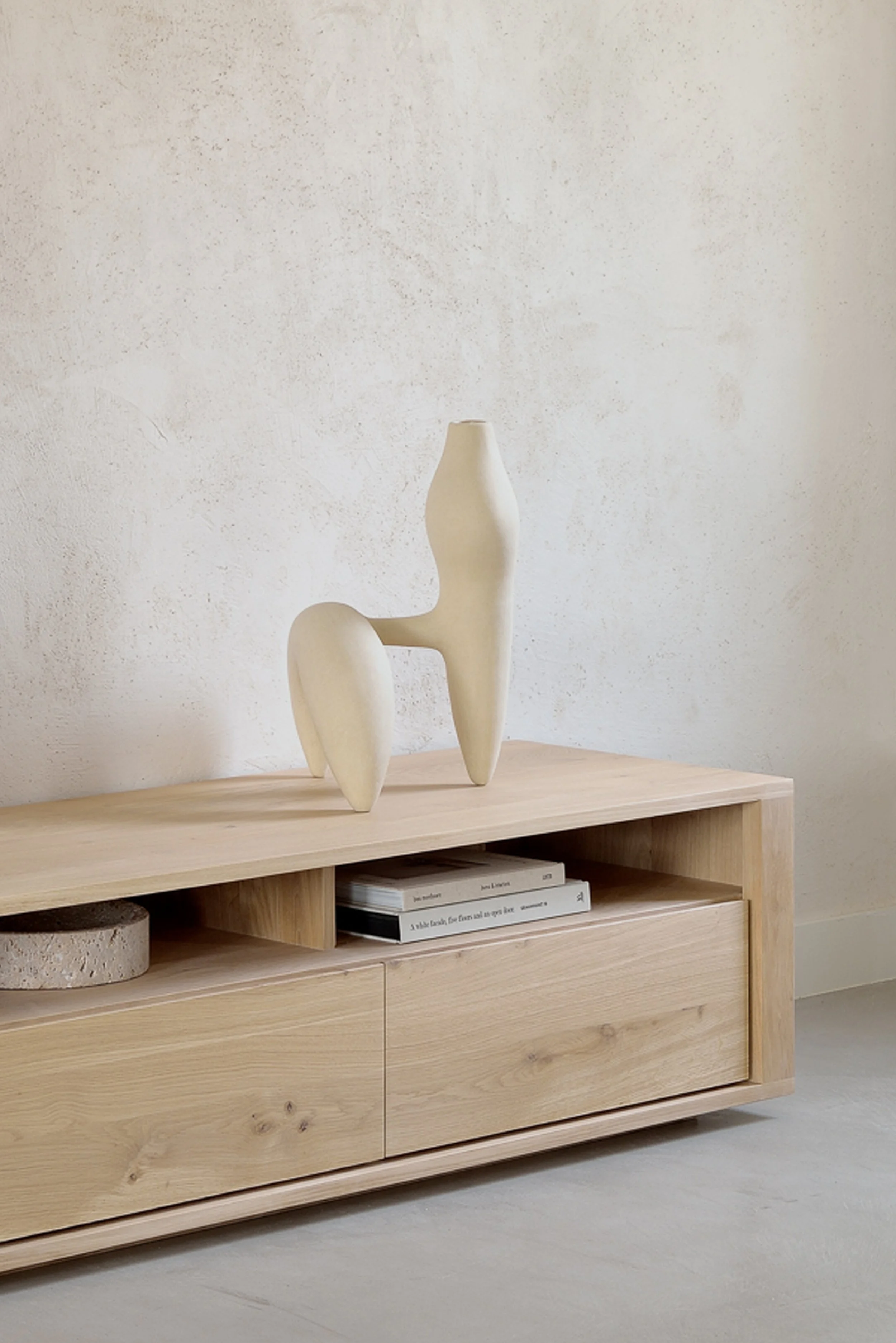 51375_Oak_Shadow_TV_cupboard_HQ.jpg