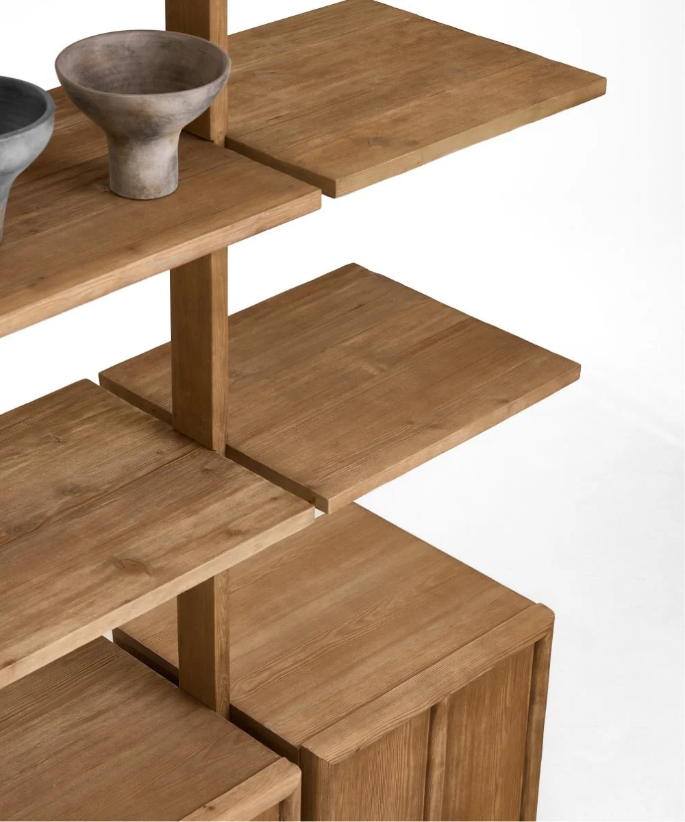 Shelving unit with a vase