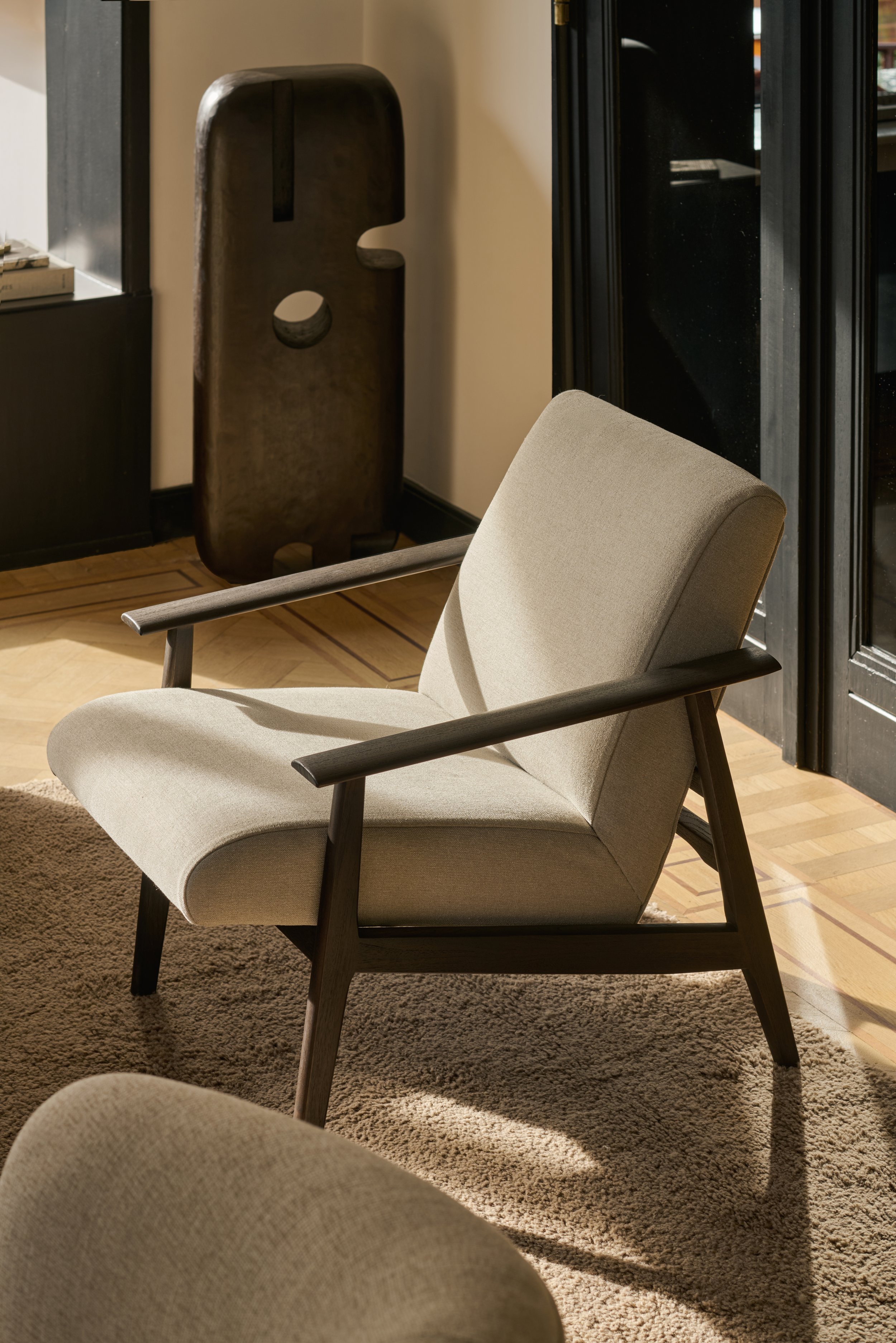 10670_Aspekt_lounge_chair_varnished_teak_dark_brown_Warm_Ash_fabric_27178_Extrusion_Ovoid_sculpture_L_varnished_mahogany_21752_HQ.jpg