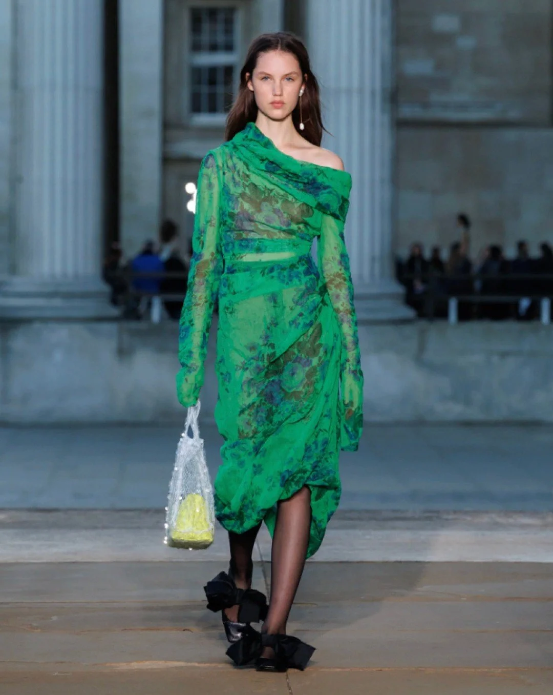 ERDEM Spring Summer 26.

A collection designed in the spirit of Helene Smith, the late-19th-century medium whose trance states transported her through distant eras and far-flung lands.

Now available to shop at erdem.com 

#ERDEM #SS26