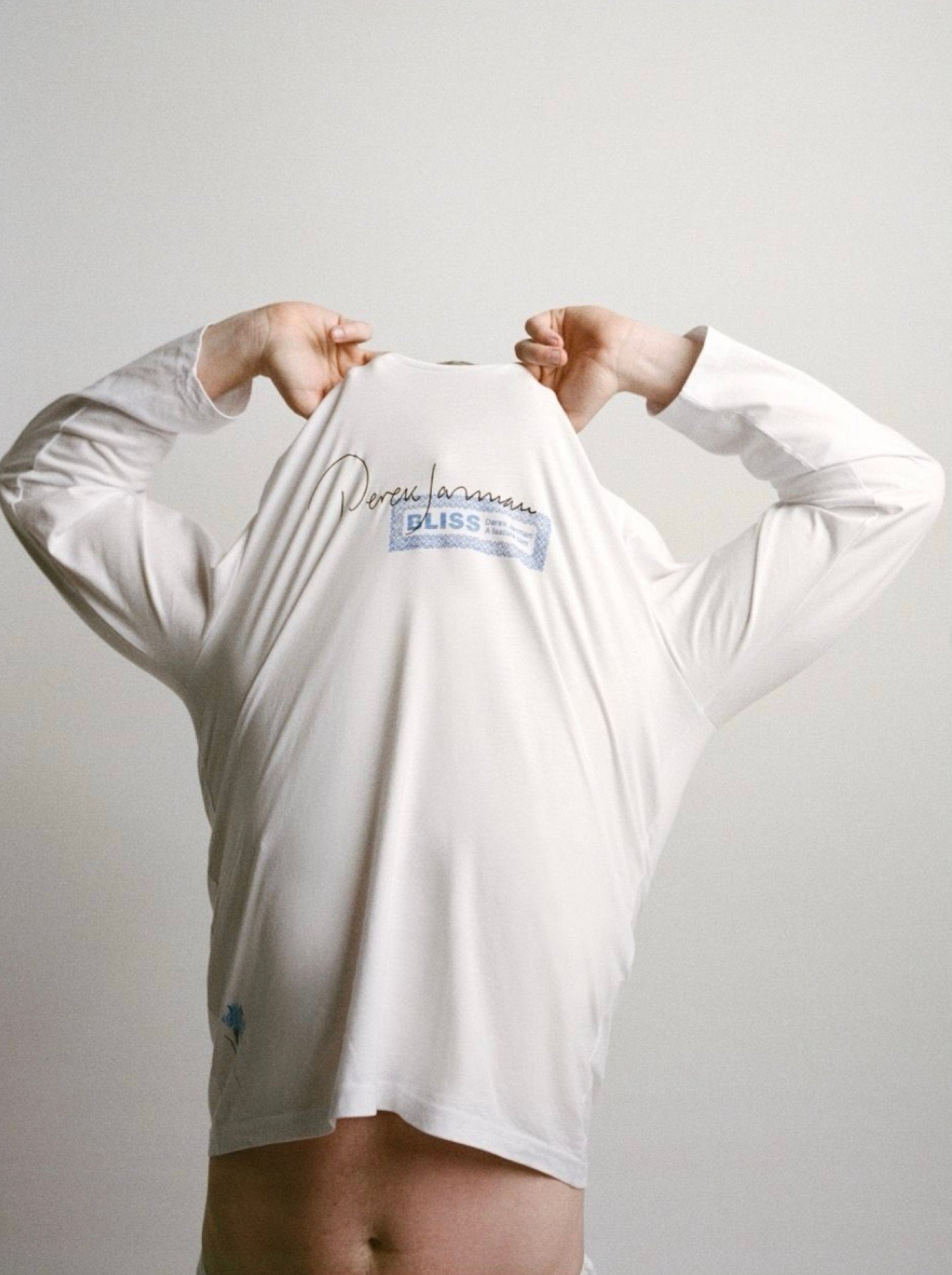 ERDEM wears its values, now you can too.

Created in partnership with Gay's The Word, the first LGBTQIA+ bookshop, this tee features artwork by the filmmaker, artist, writer, and activist Derek Jarman, honouring his creative legacy and profound impac