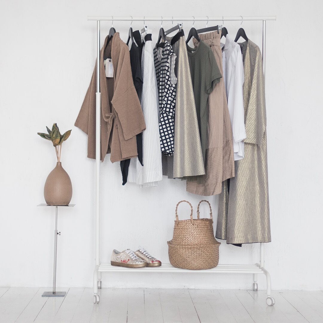 Does your wardrobe look anything like this? Or is the reality a little more chaotic? Do you know how the state of your wardrobe is really impacting your life? Could a wardrobe spring clean create a calmer, happier you? Link 🔗 in bio for top tips to 