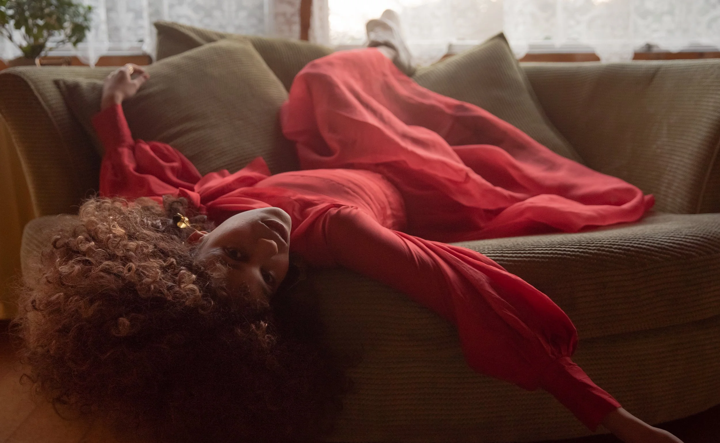 Izzy Bizu (press shots)