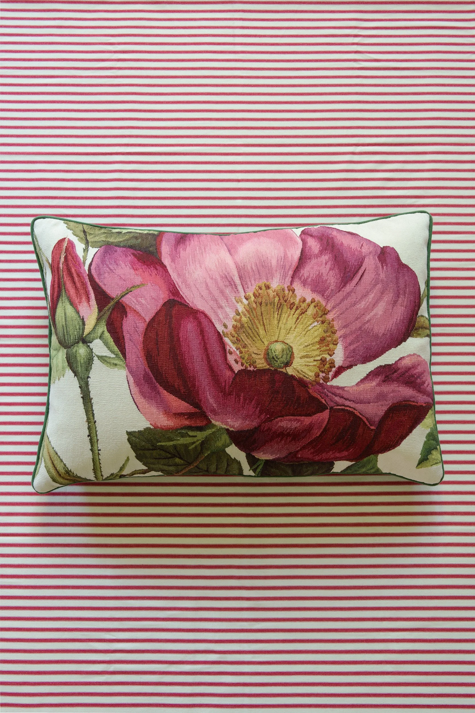 DC_VW_VIVIENNE'S ROSE PINK CUSHION_R.jpg