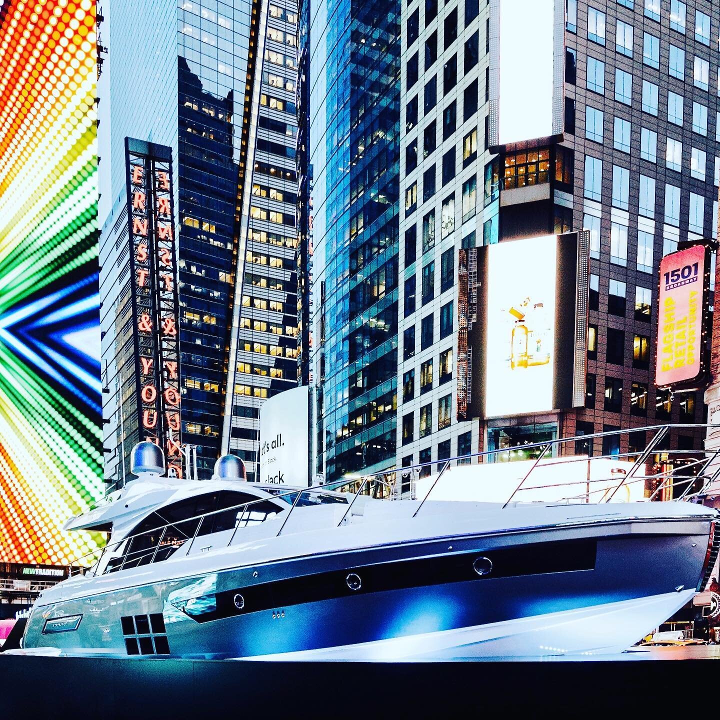 FOR THE FIRST TIME EVER, A YACHT ON SHOW IN THE WORLD&rsquo;S MOST FAMOUS CITY
.
She played hard to get, like most beautiful women, but in the end love won and on June 6 Azimut S6 finally arrived in Times Square
.
.
🖥📱Read on http://bit.ly/Skipper2