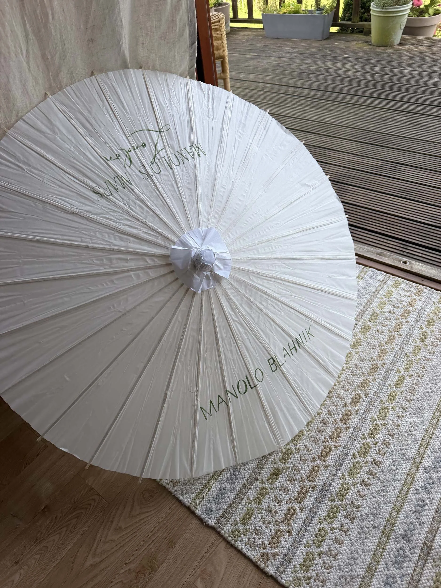 manolo-blahnik-calligraphy-parasol-studio.jpg
