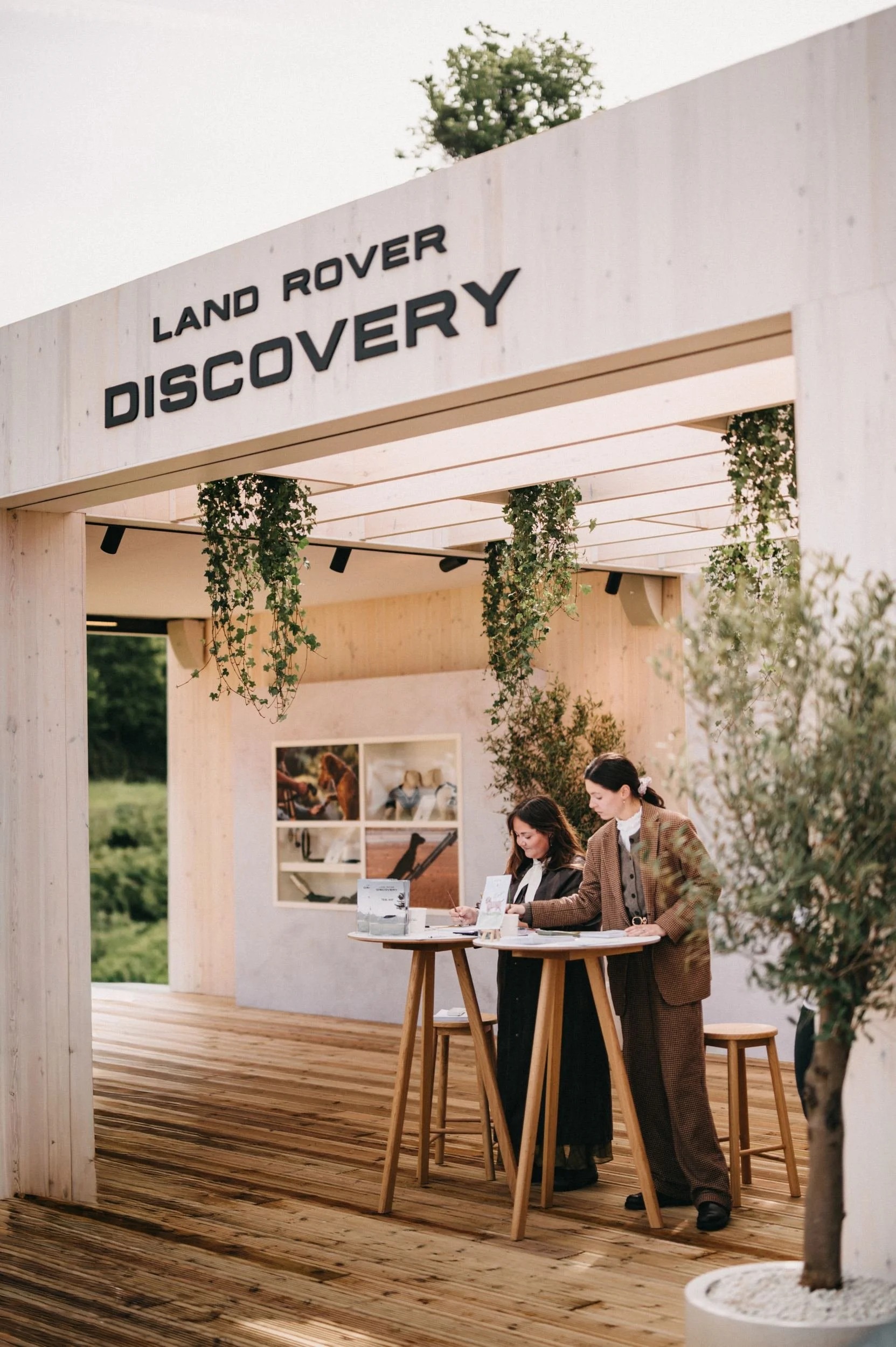 land-rover-discovery-goodwoof-stand-live-illustration.jpg