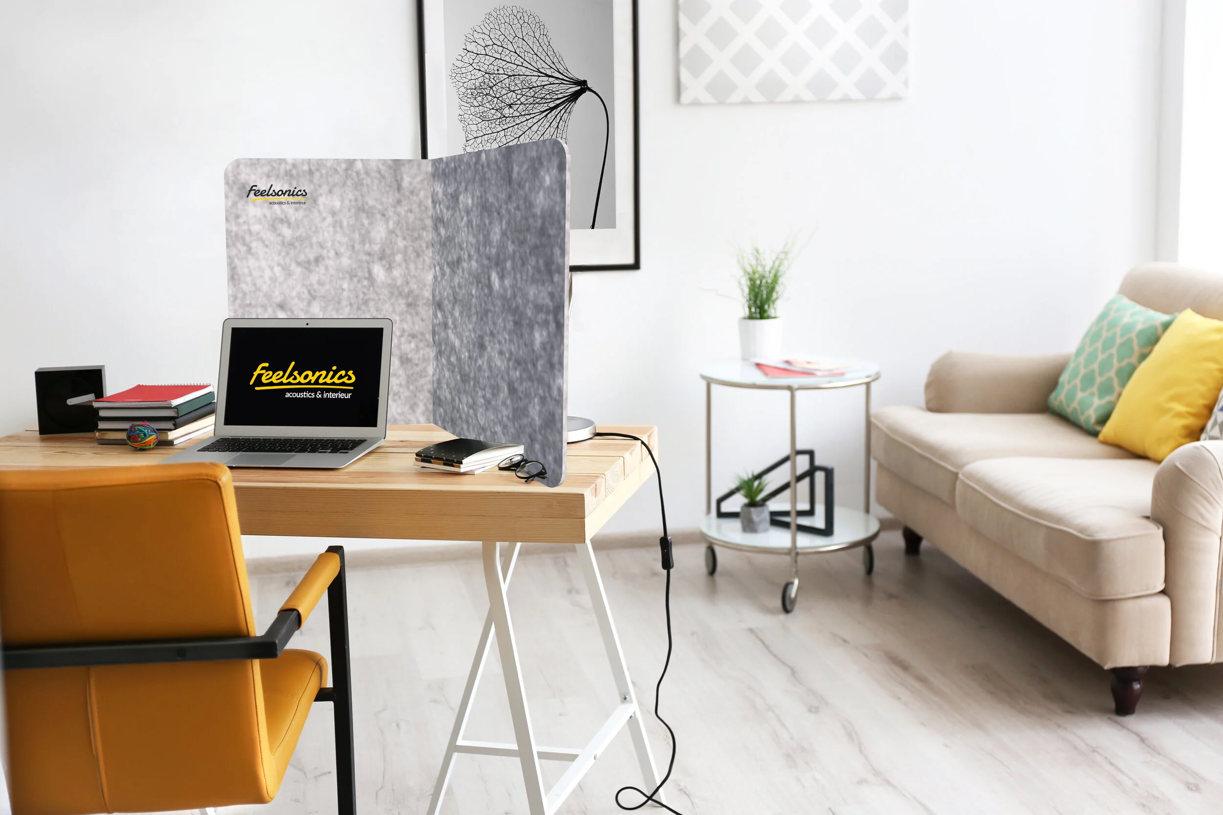 on-table -paravent-light-brending-laptop.jpg